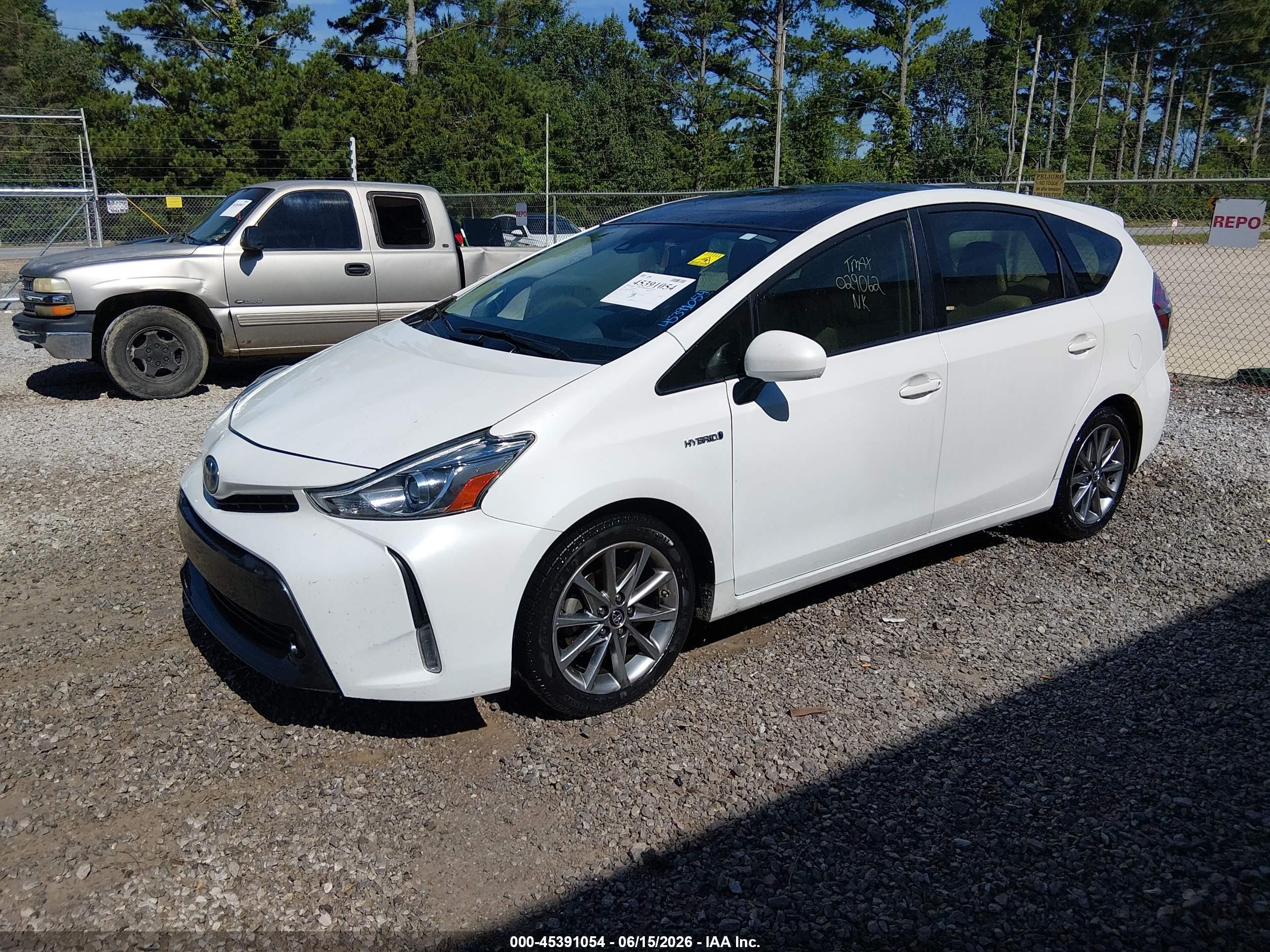 2015 Toyota Prius V Five White vin: JTDZN3EUXFJ029062