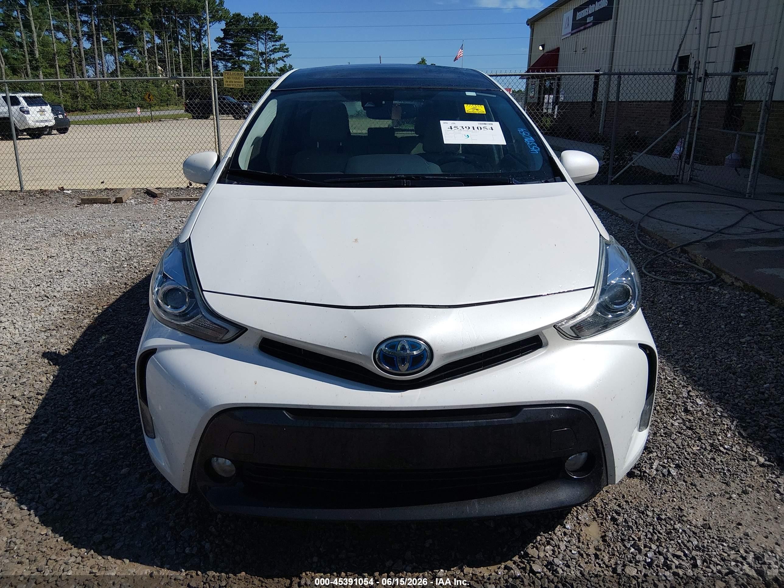 2015 Toyota Prius V Five White vin: JTDZN3EUXFJ029062