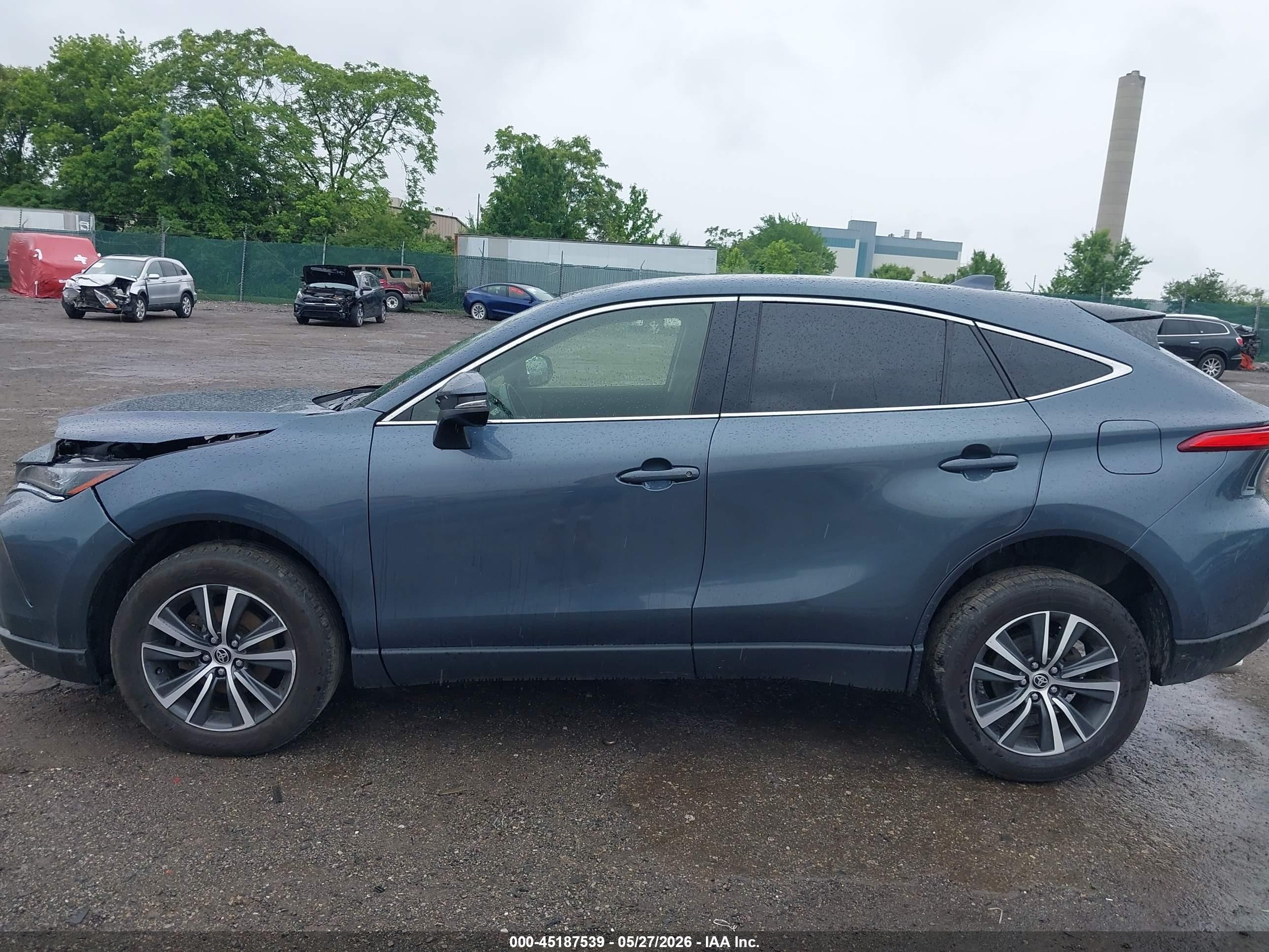 2022 Toyota Venza Le Gray vin: JTEAAAAH2NJ111707