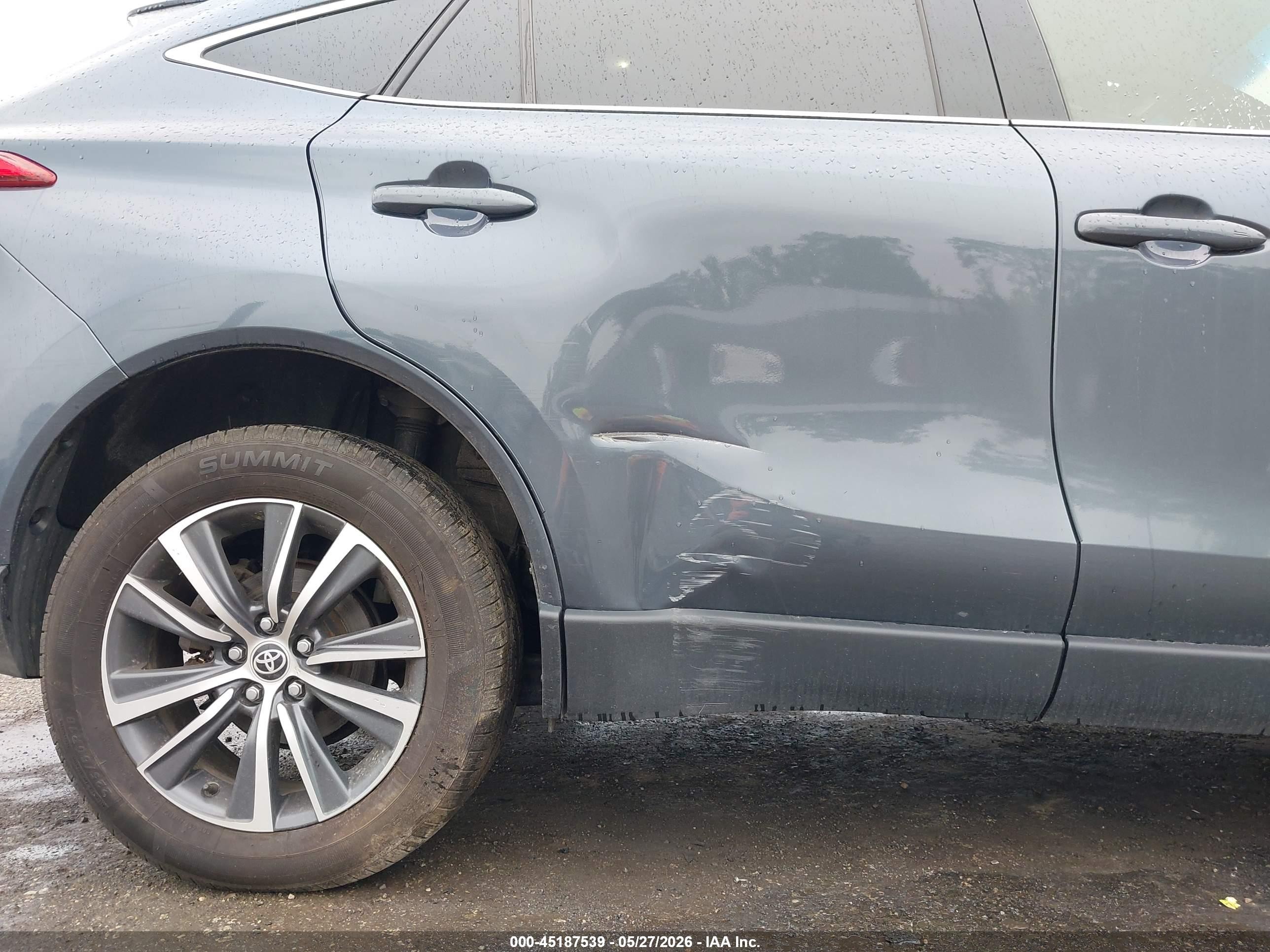 2022 Toyota Venza Le Gray vin: JTEAAAAH2NJ111707