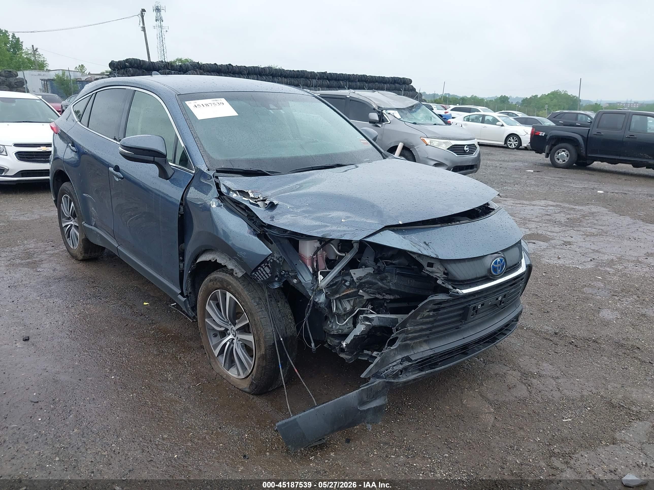 2022 Toyota Venza Le Gray vin: JTEAAAAH2NJ111707