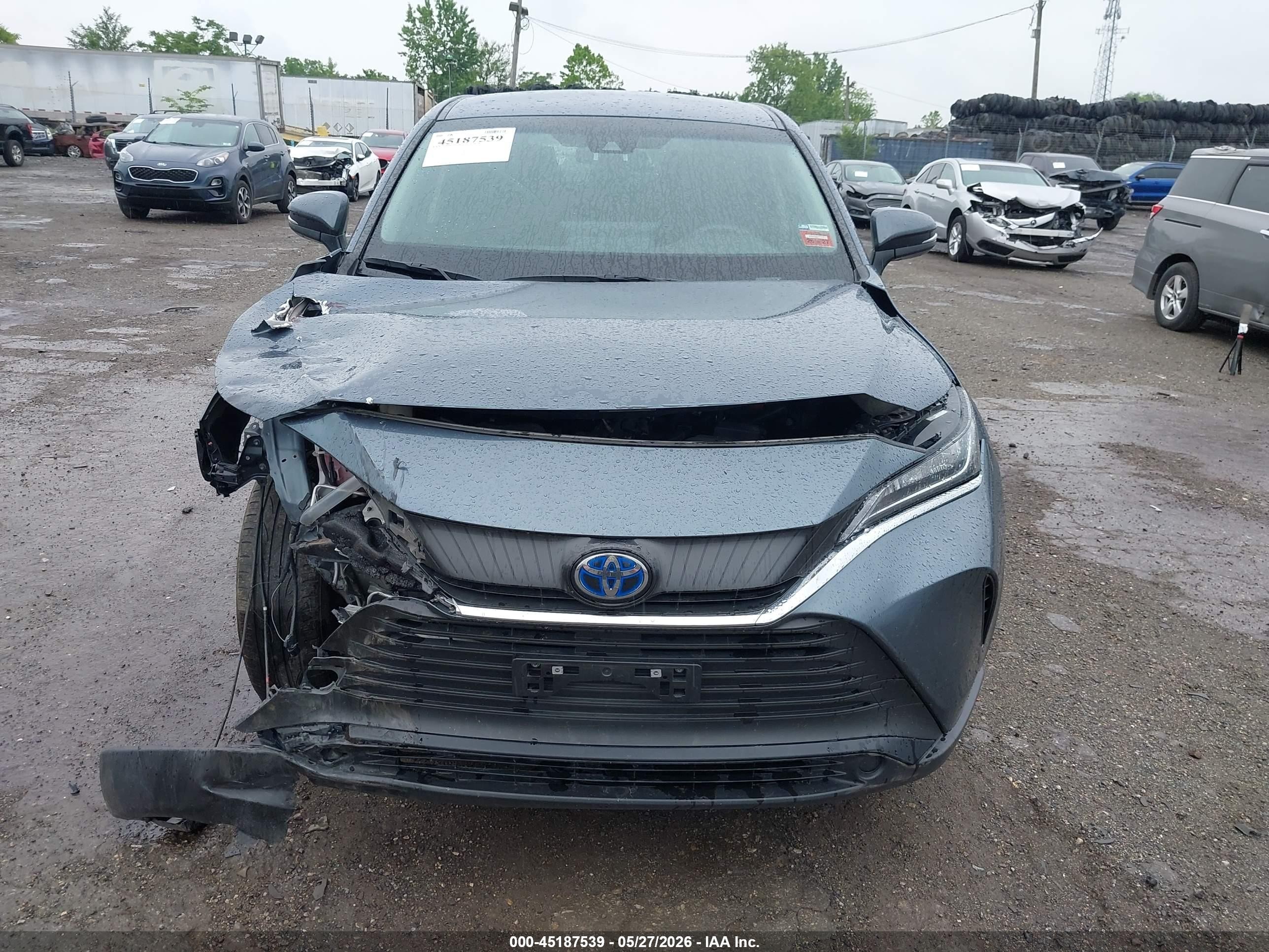 2022 Toyota Venza Le Gray vin: JTEAAAAH2NJ111707