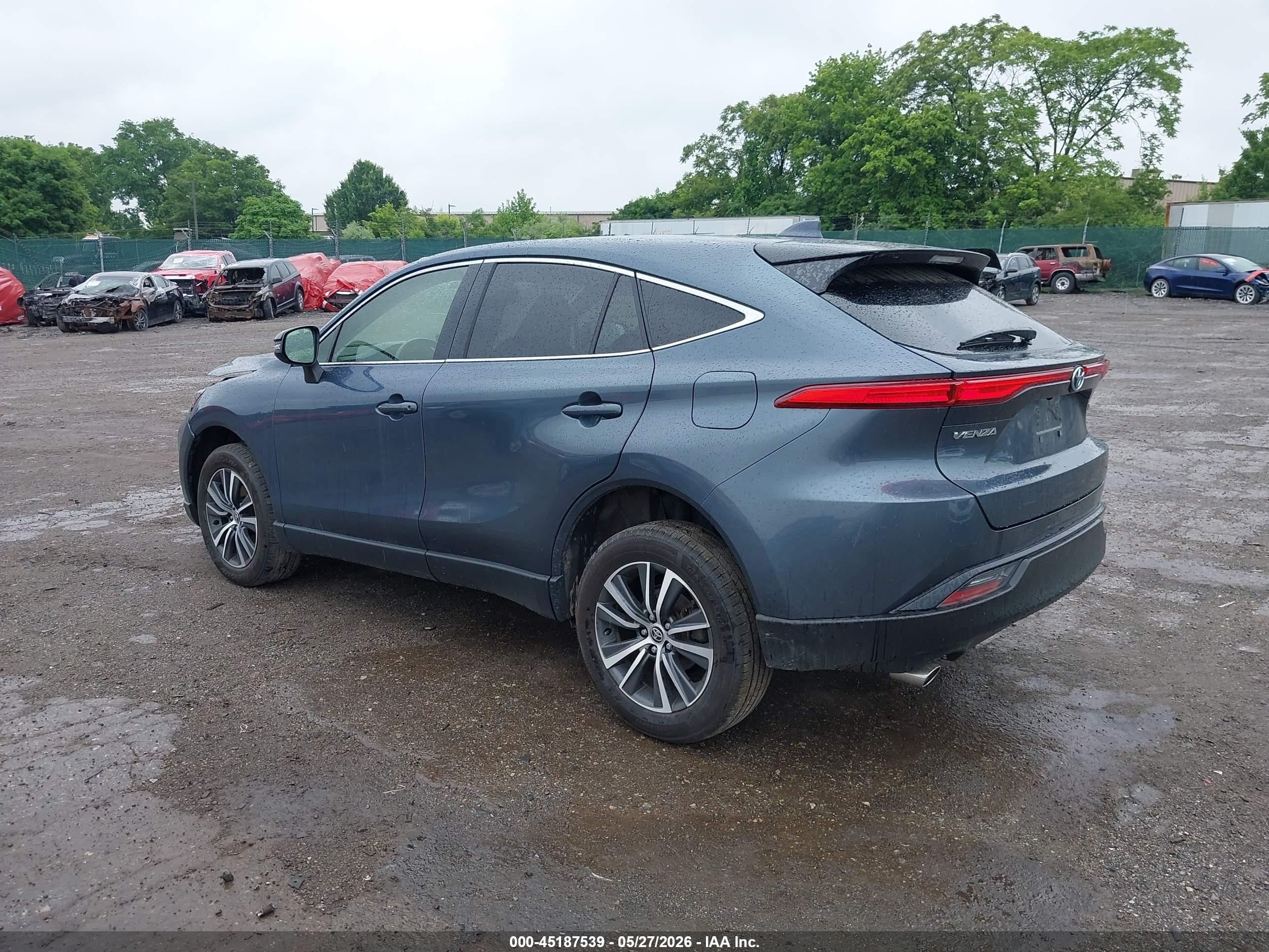 2022 Toyota Venza Le Gray vin: JTEAAAAH2NJ111707