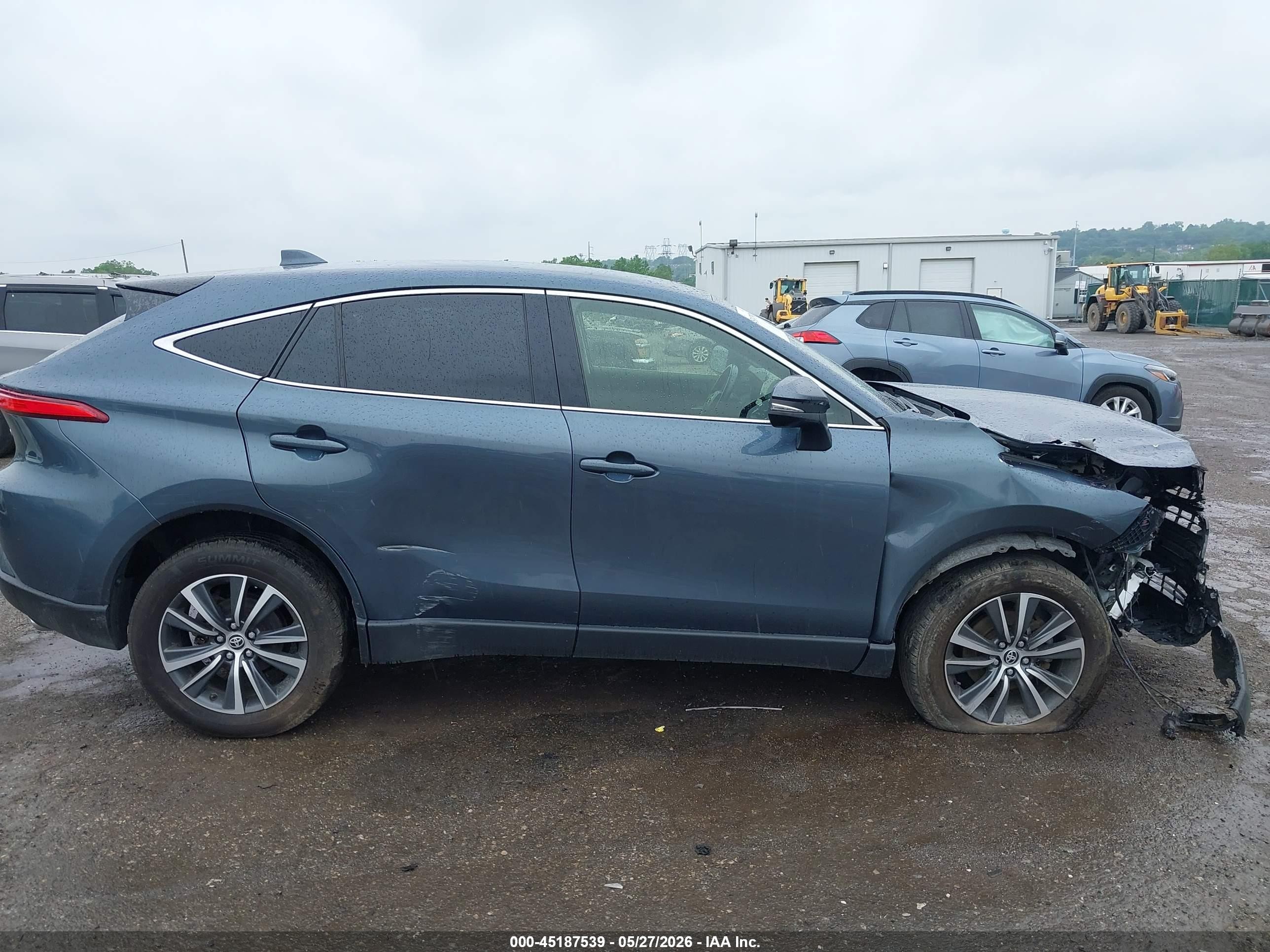 2022 Toyota Venza Le Gray vin: JTEAAAAH2NJ111707