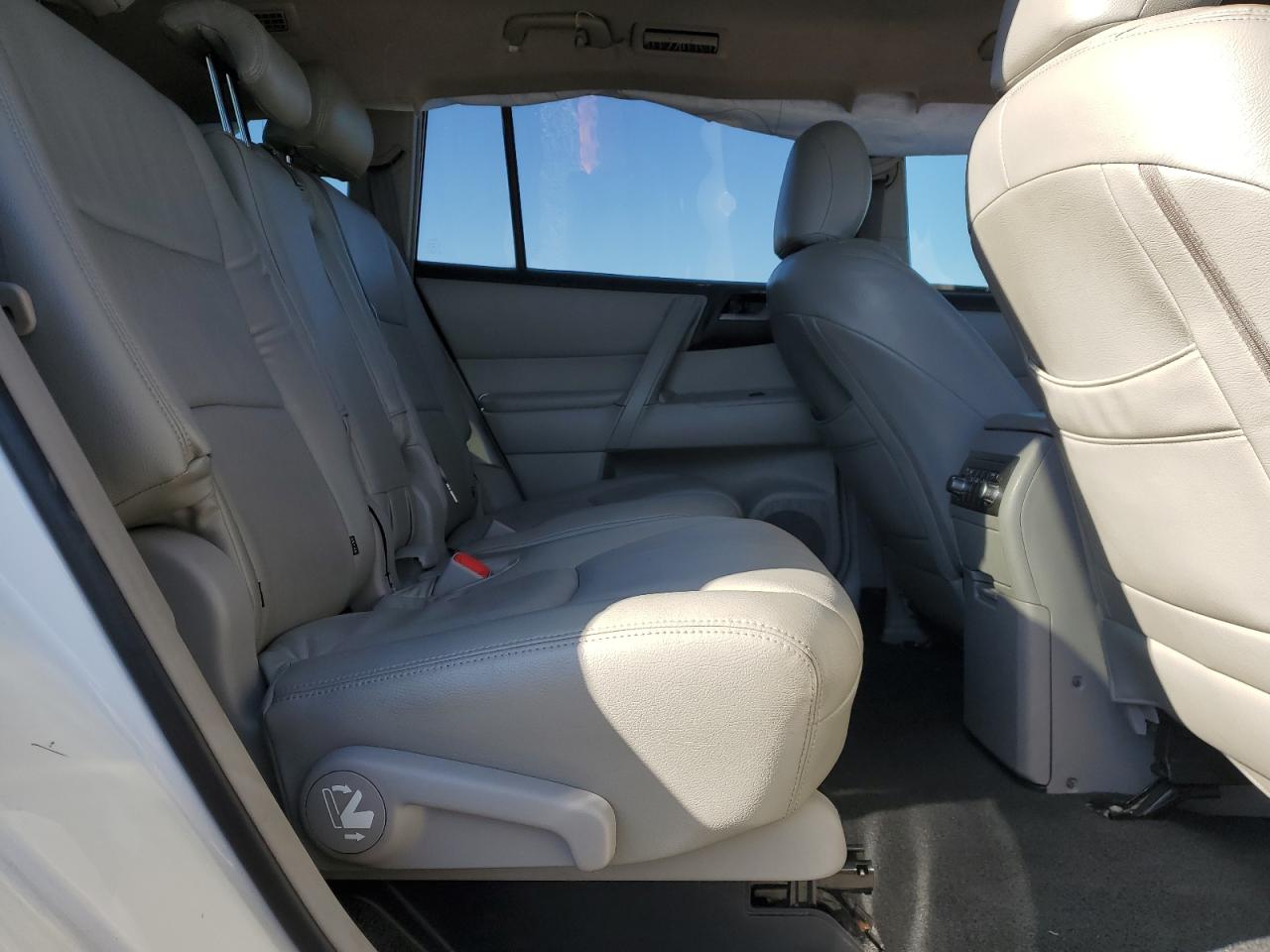 2011 Toyota Highlander Hybrid Base Белый vin: JTEBC3EH1B2001970