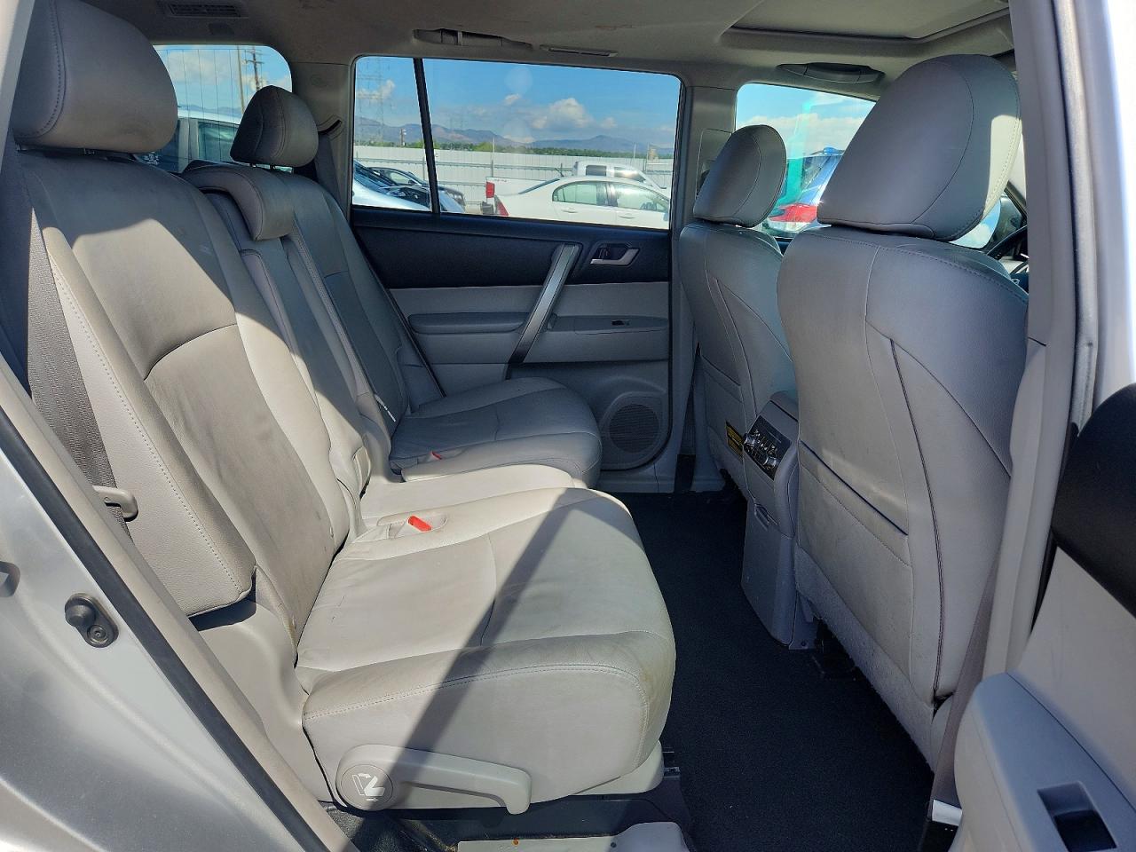 2011 Toyota Highlander Hybrid Silver vin: JTEBC3EH2B2002352