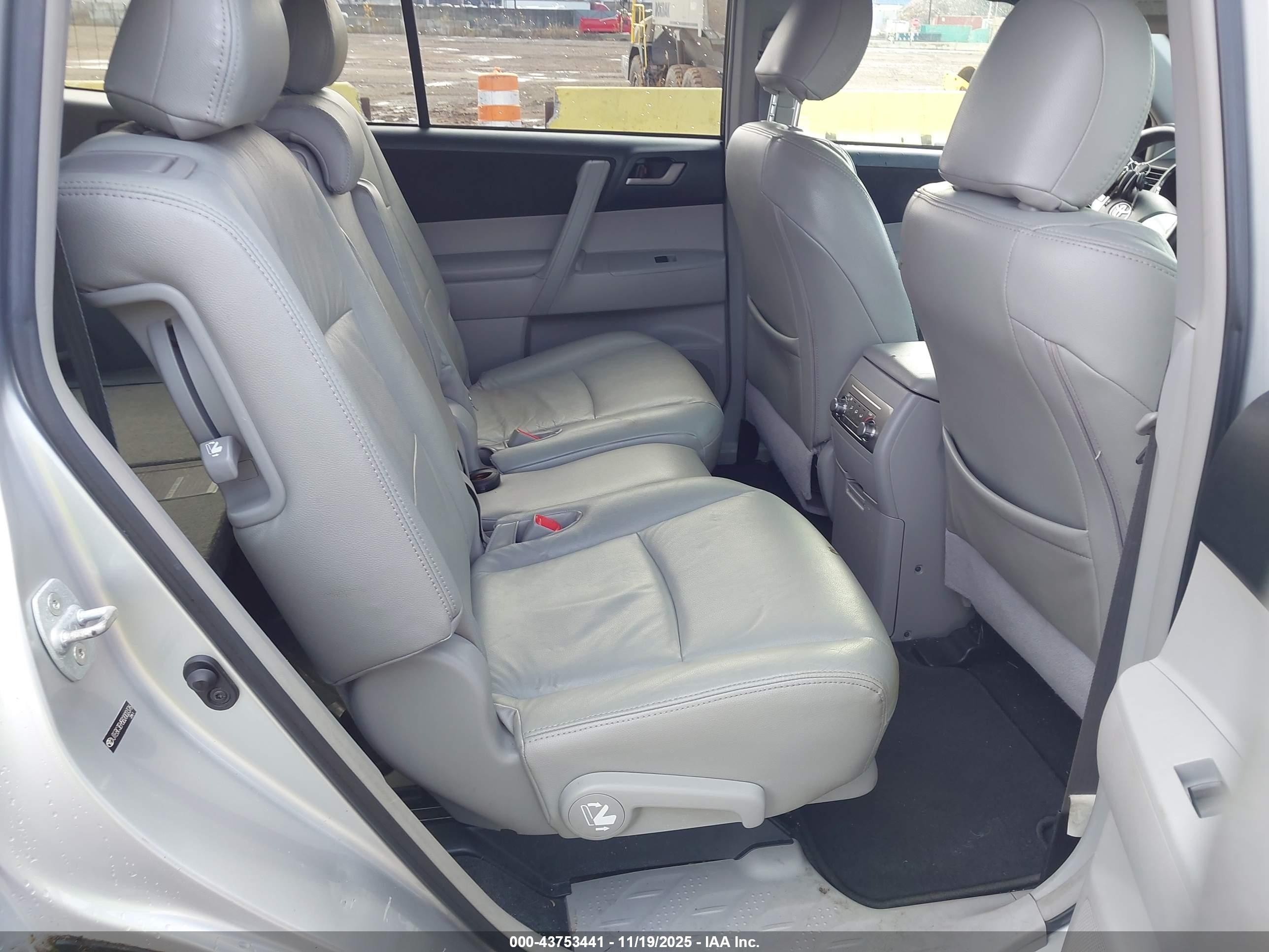 2011 Toyota Highlander Hybrid Base V6 Silver vin: JTEBC3EH5B2002376