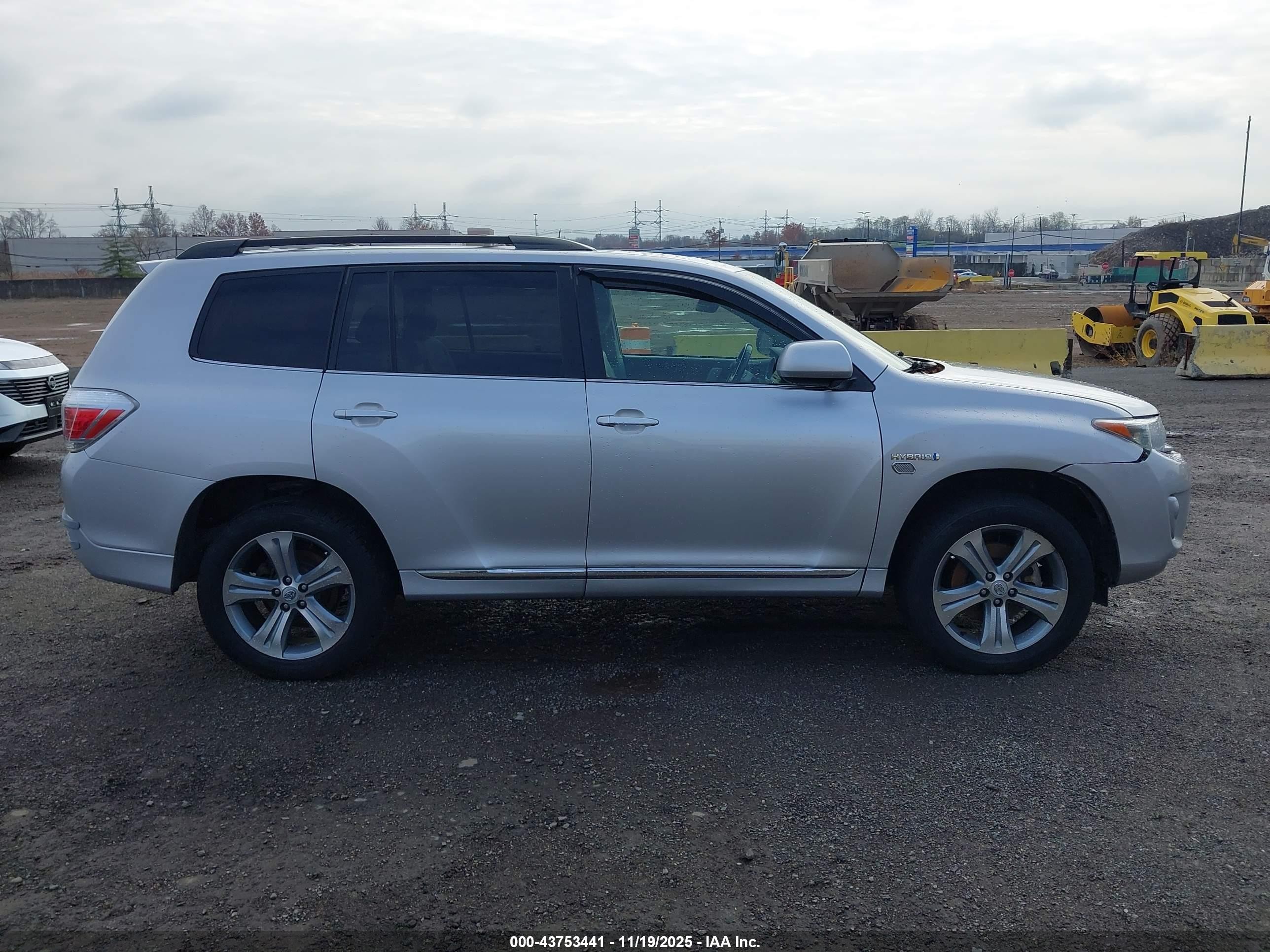 2011 Toyota Highlander Hybrid Base V6 Silver vin: JTEBC3EH5B2002376
