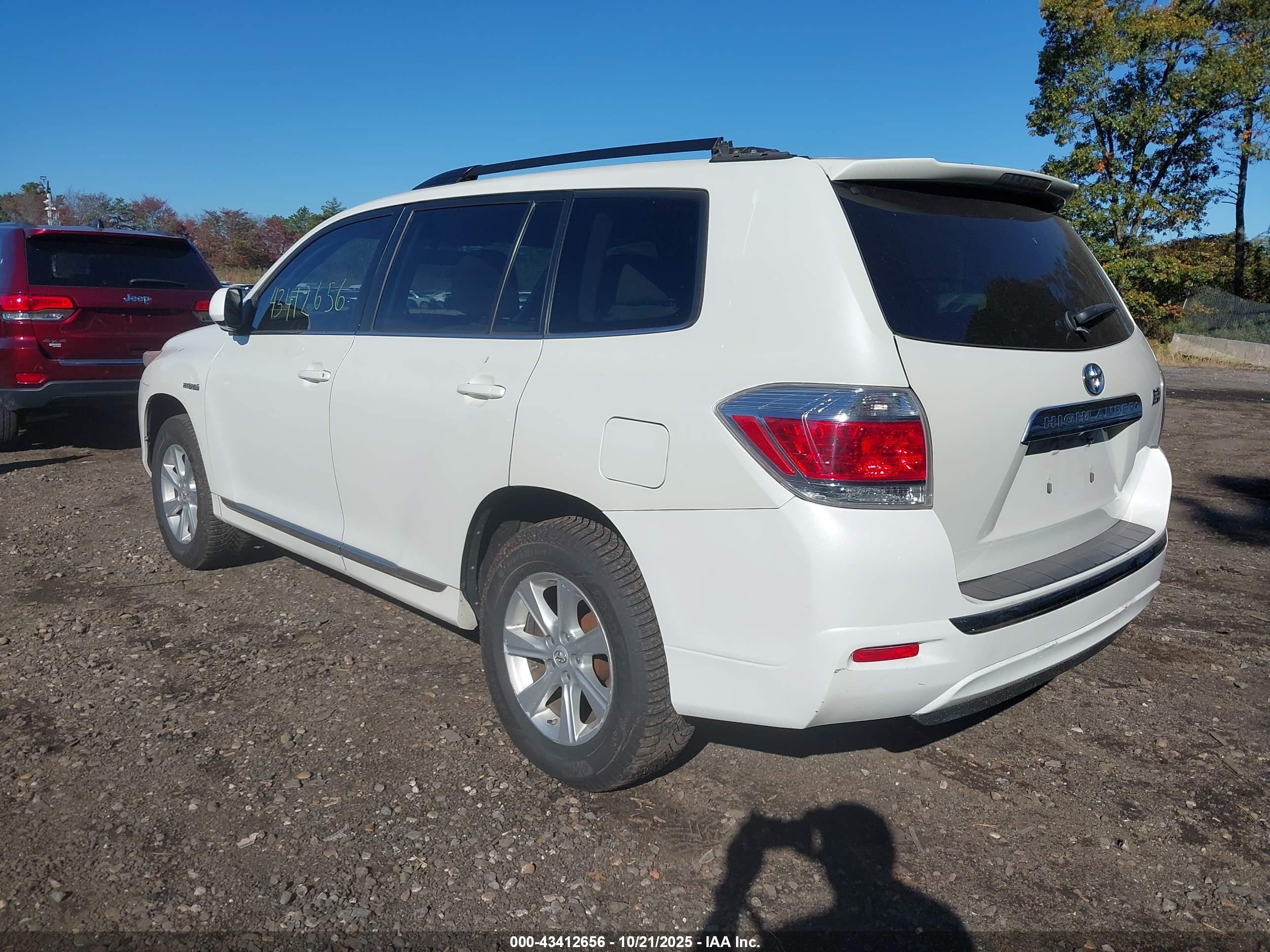 2013 Toyota Highlander Hybrid Base V6 White vin: JTEBC3EH7D2016587