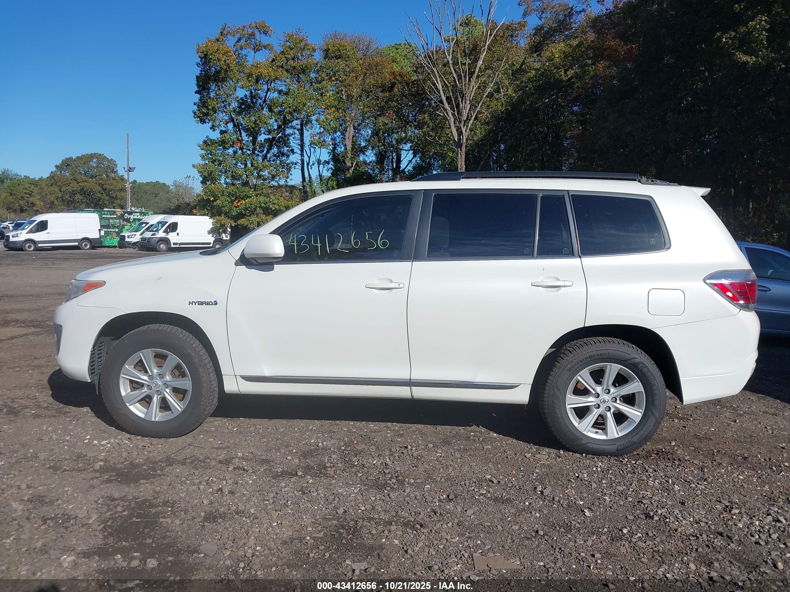 2013 Toyota Highlander Hybrid Base V6 White vin: JTEBC3EH7D2016587