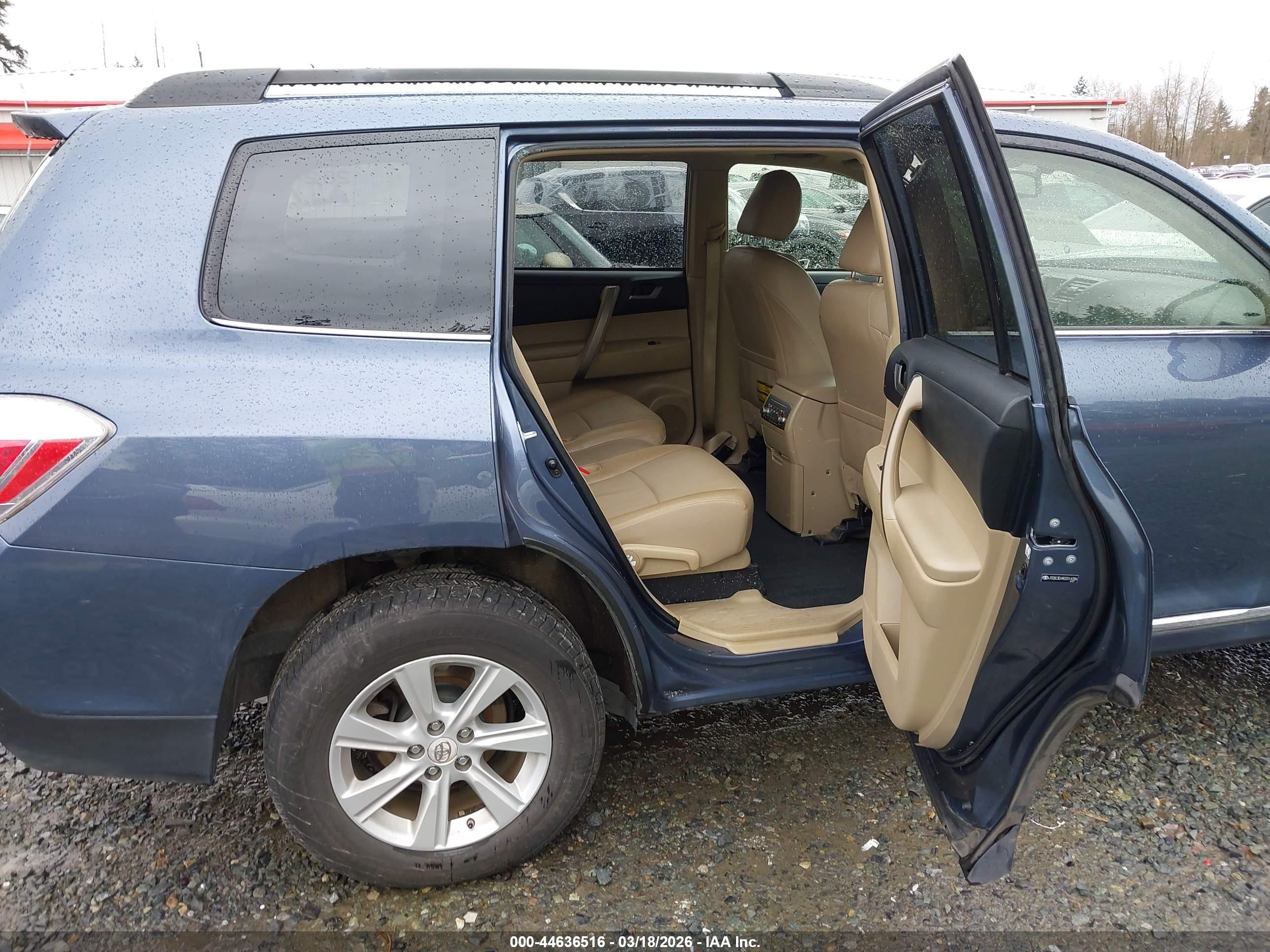 2013 Toyota Highlander Hybrid Base V6 Blue vin: JTEBC3EH9D2014386