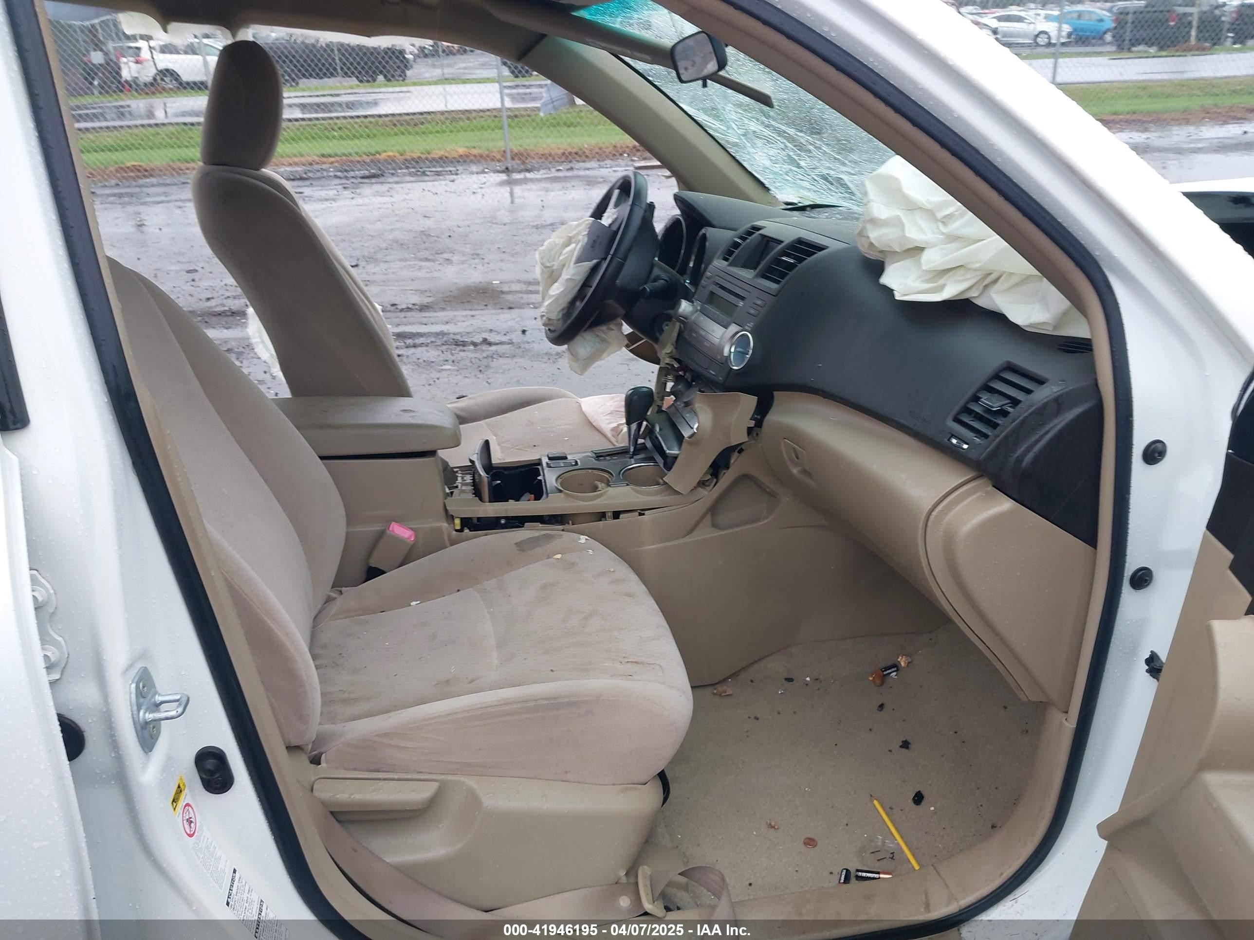 2010 Toyota Highlander Base V6 White vin: JTEBK3EH2A2154469