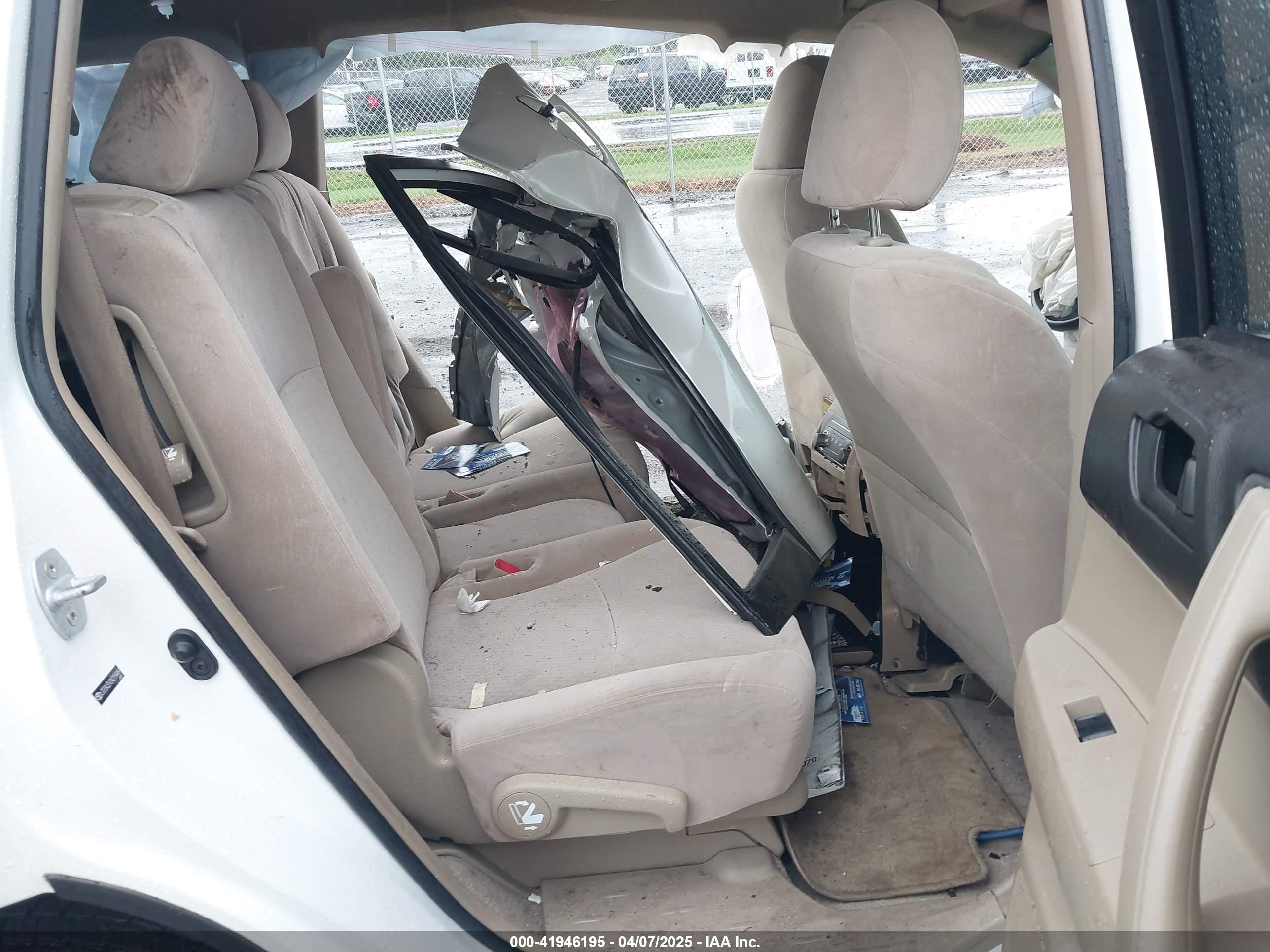 2010 Toyota Highlander Base V6 White vin: JTEBK3EH2A2154469