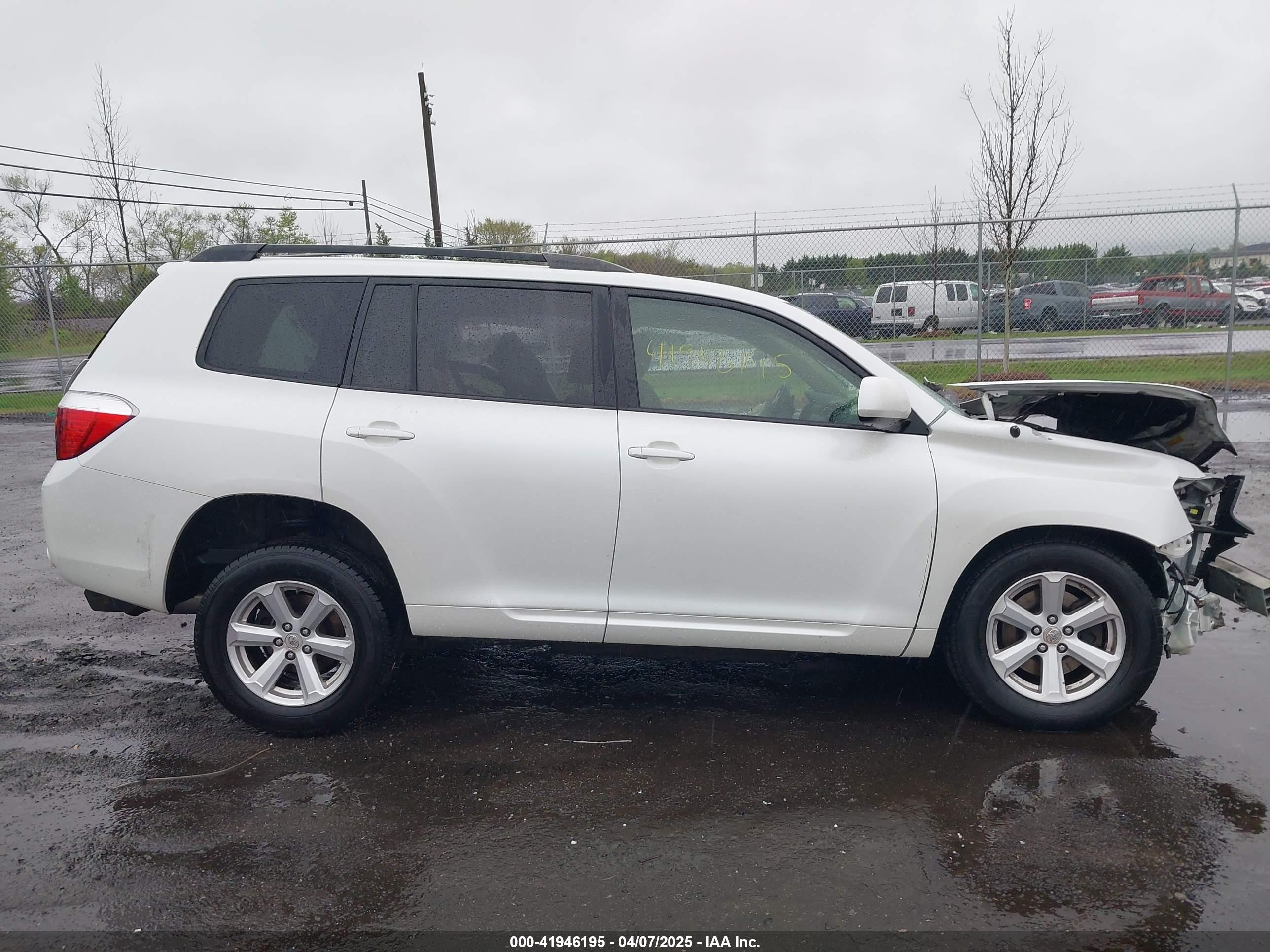 2010 Toyota Highlander Base V6 White vin: JTEBK3EH2A2154469