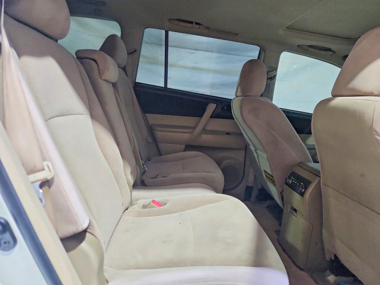2010 Toyota Highlander Base White vin: JTEBK3EH9A2156221