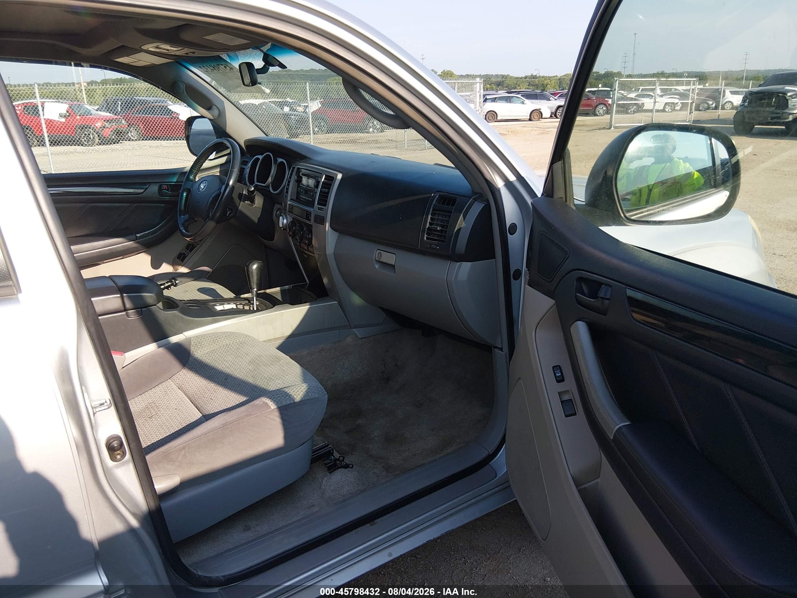2005 Toyota 4runner Sr5 V8 Silver vin: JTEBT14R050054089