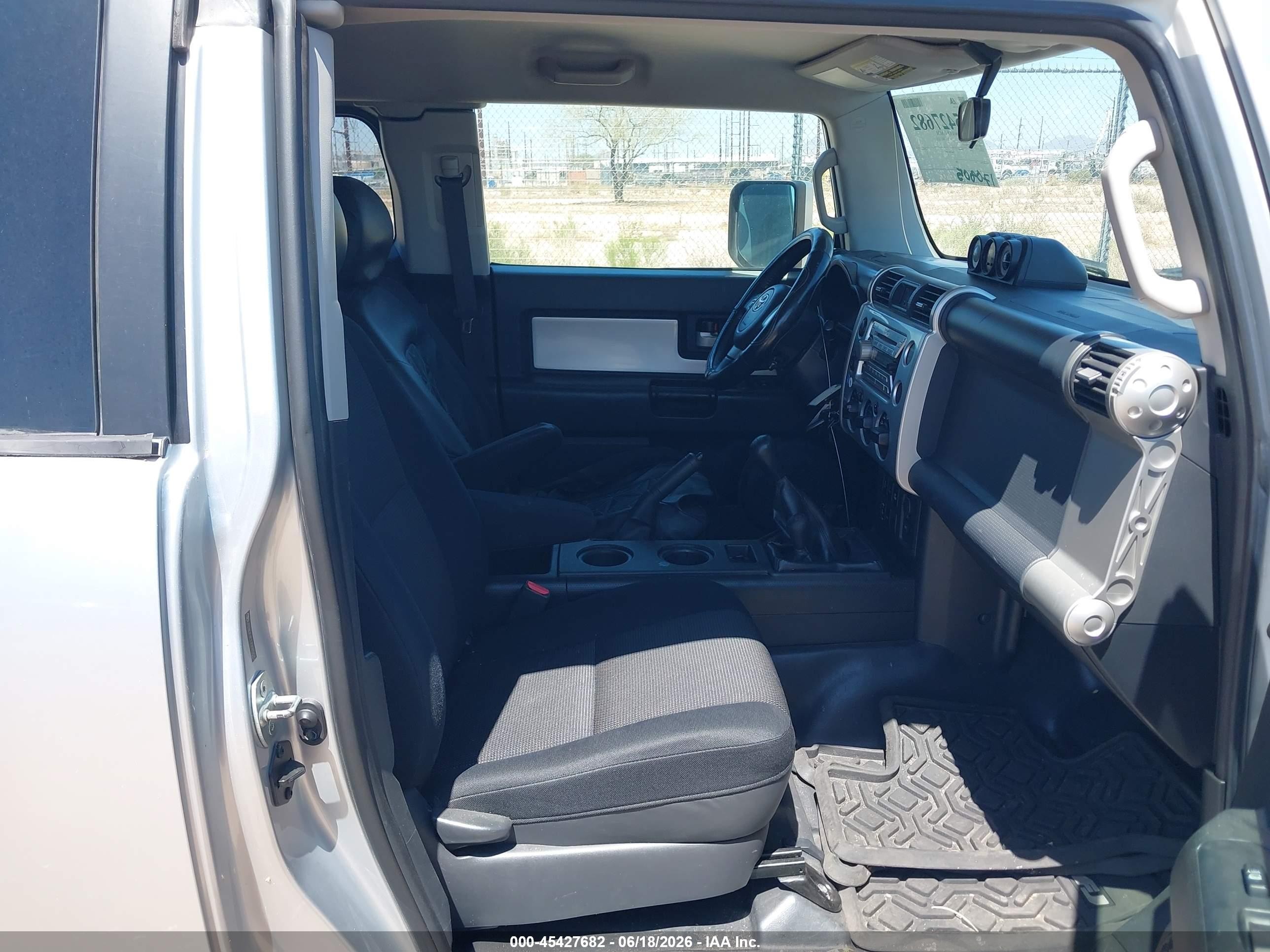 2007 Toyota Fj Cruiser   Silver vin: JTEBU11F170041670