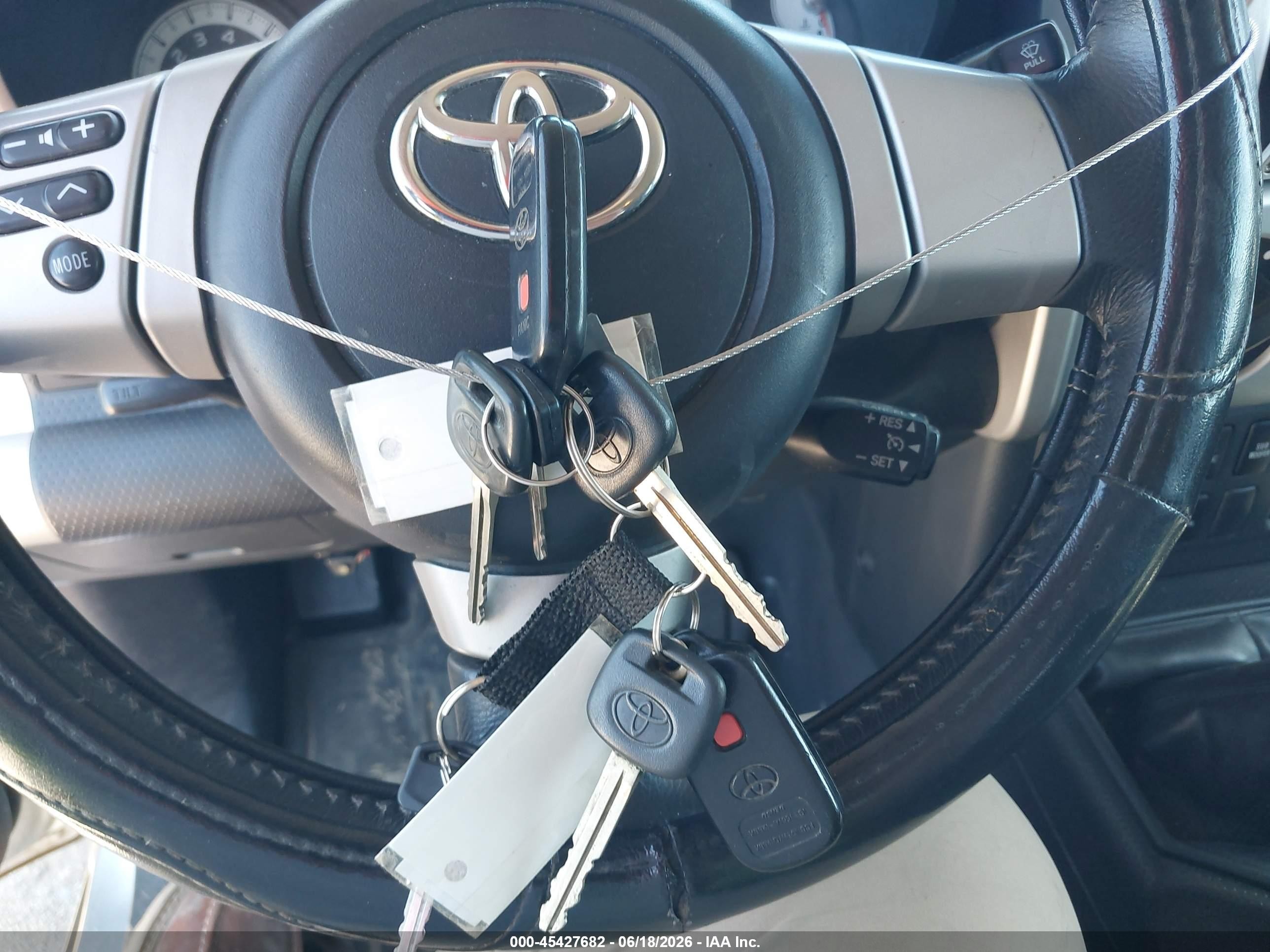 2007 Toyota Fj Cruiser   Silver vin: JTEBU11F170041670