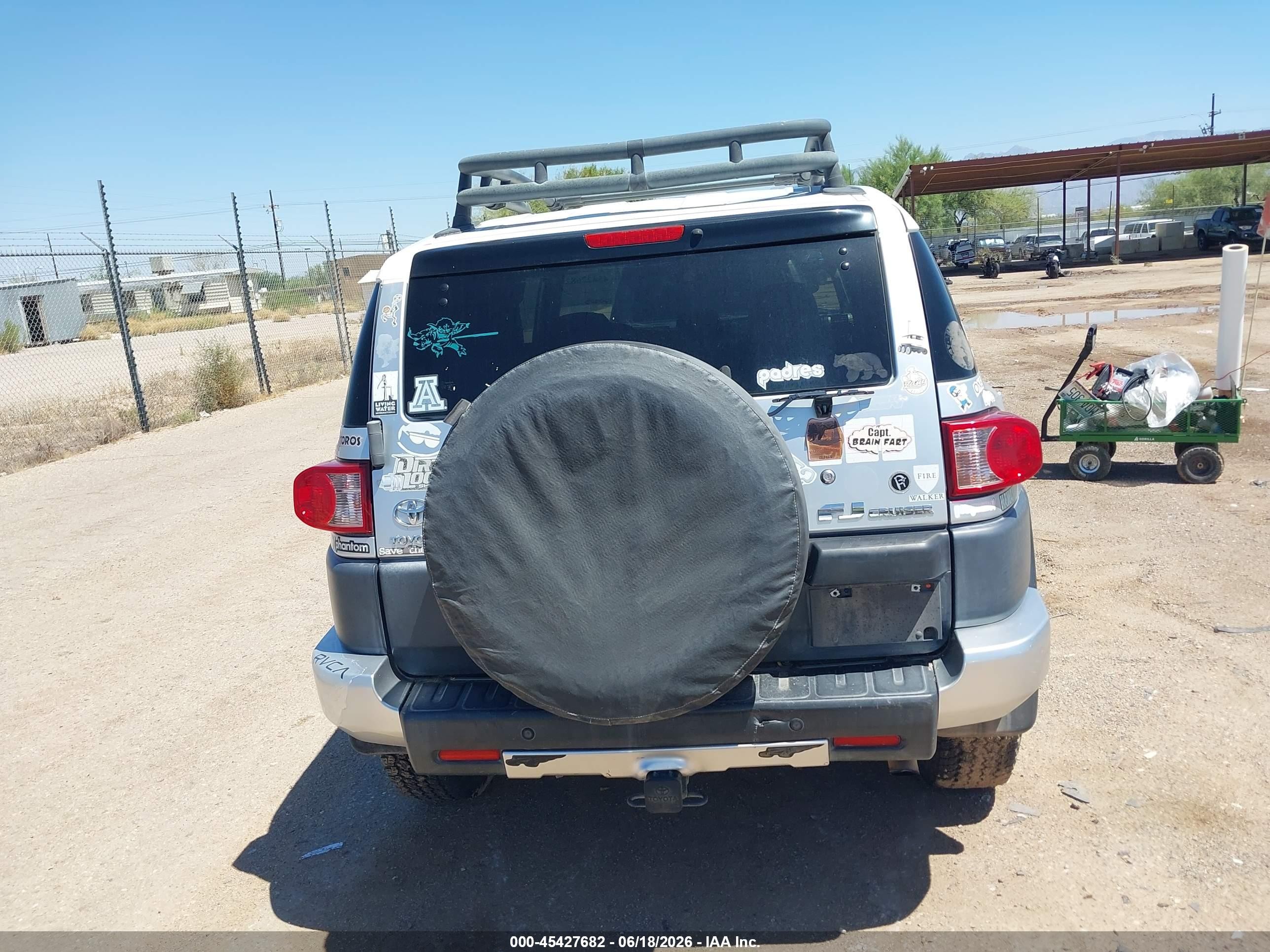 2007 Toyota Fj Cruiser   Silver vin: JTEBU11F170041670