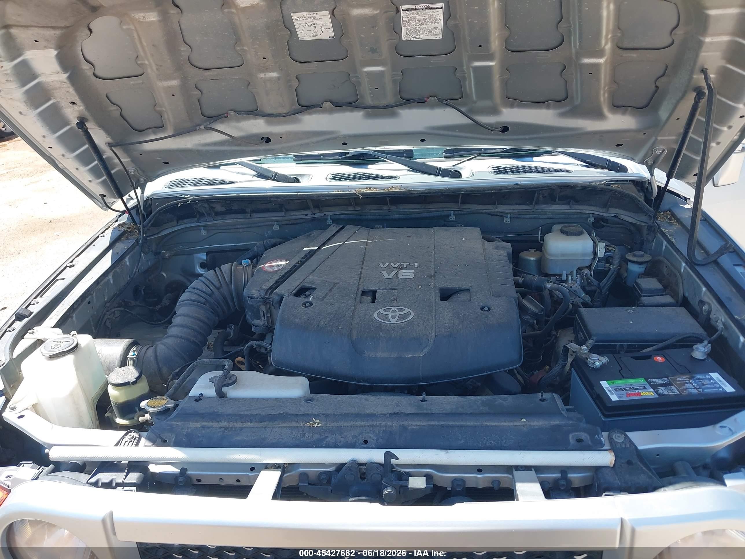 2007 Toyota Fj Cruiser   Silver vin: JTEBU11F170041670