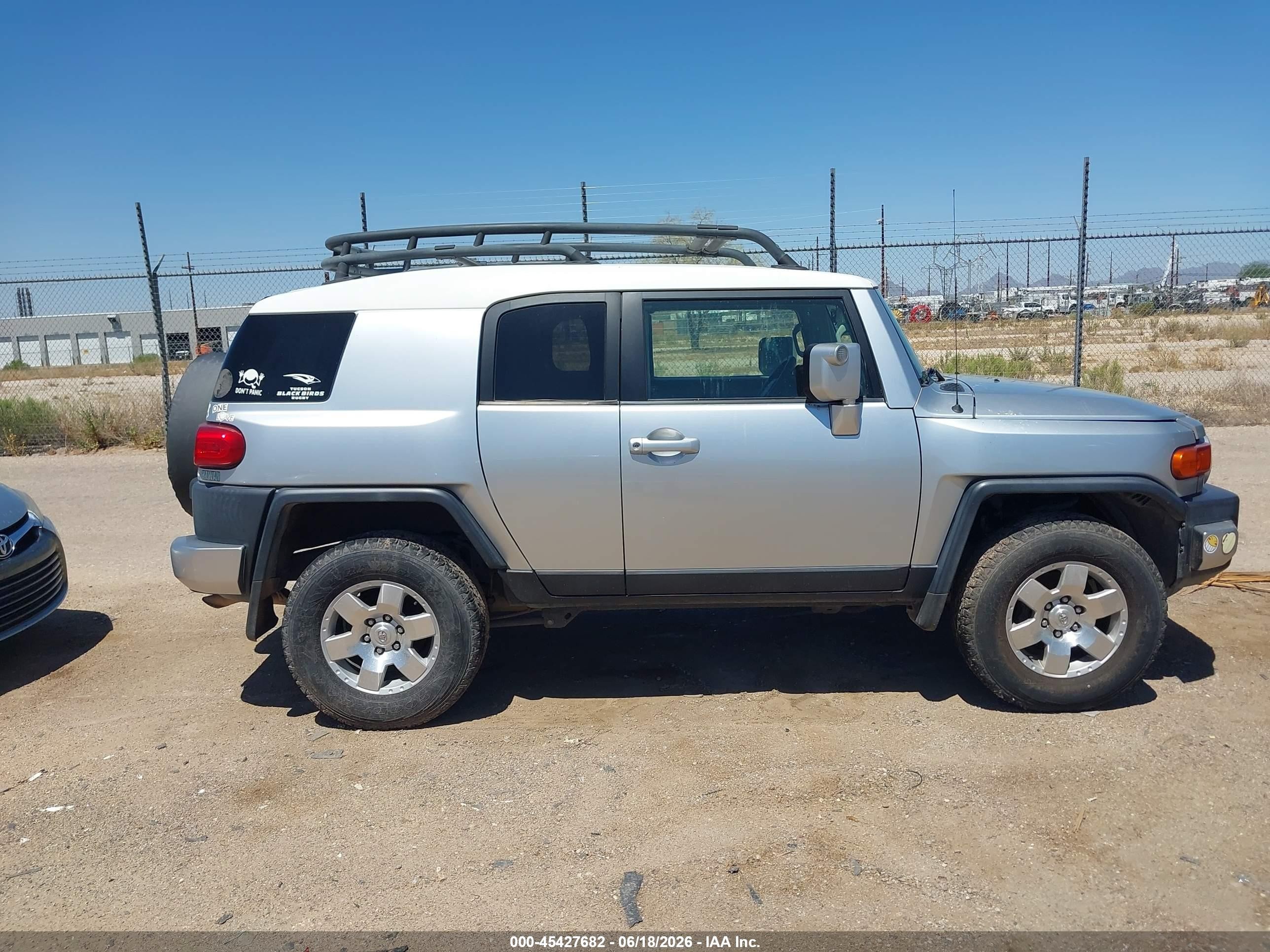 2007 Toyota Fj Cruiser   Silver vin: JTEBU11F170041670