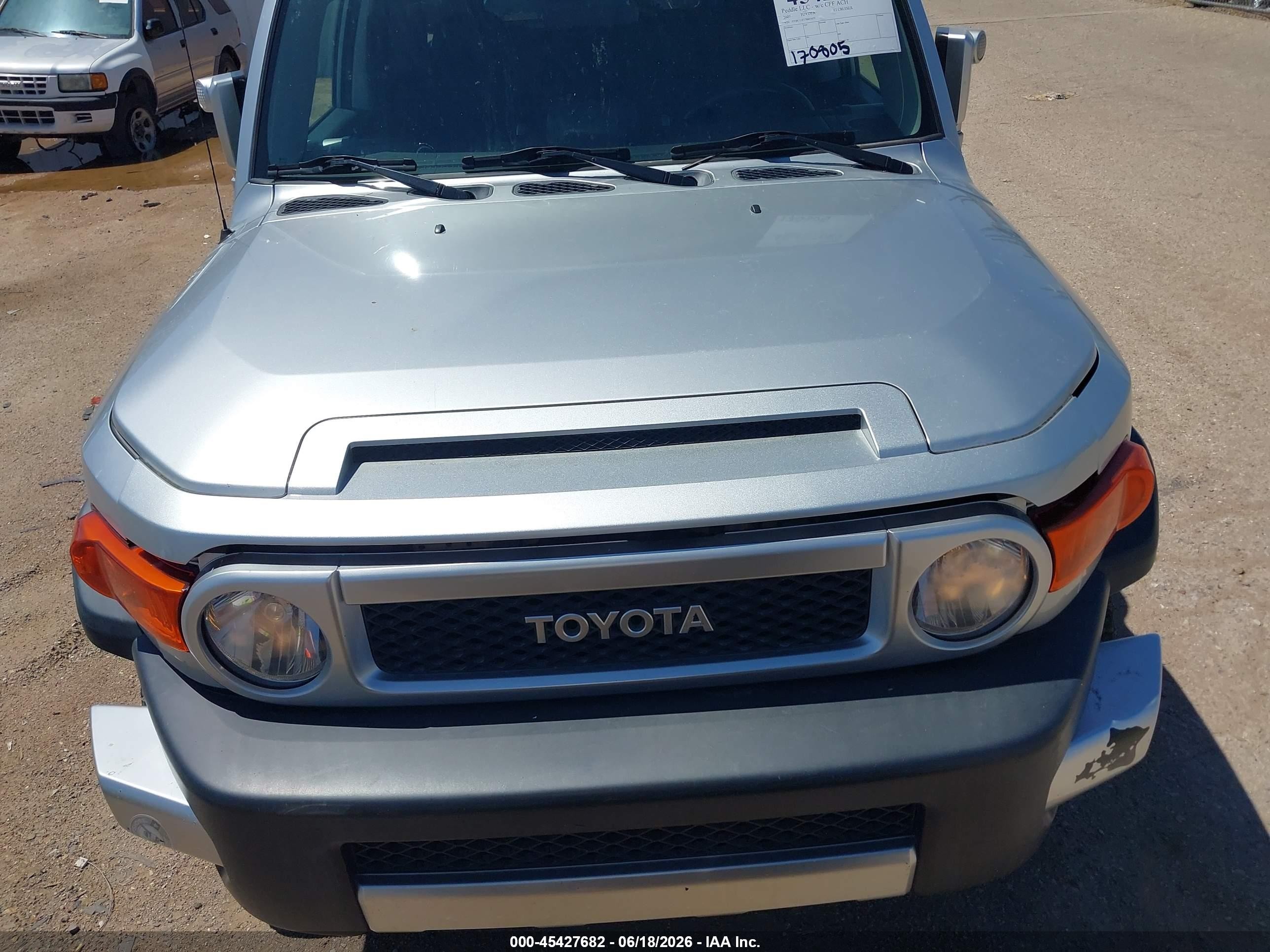 2007 Toyota Fj Cruiser   Silver vin: JTEBU11F170041670