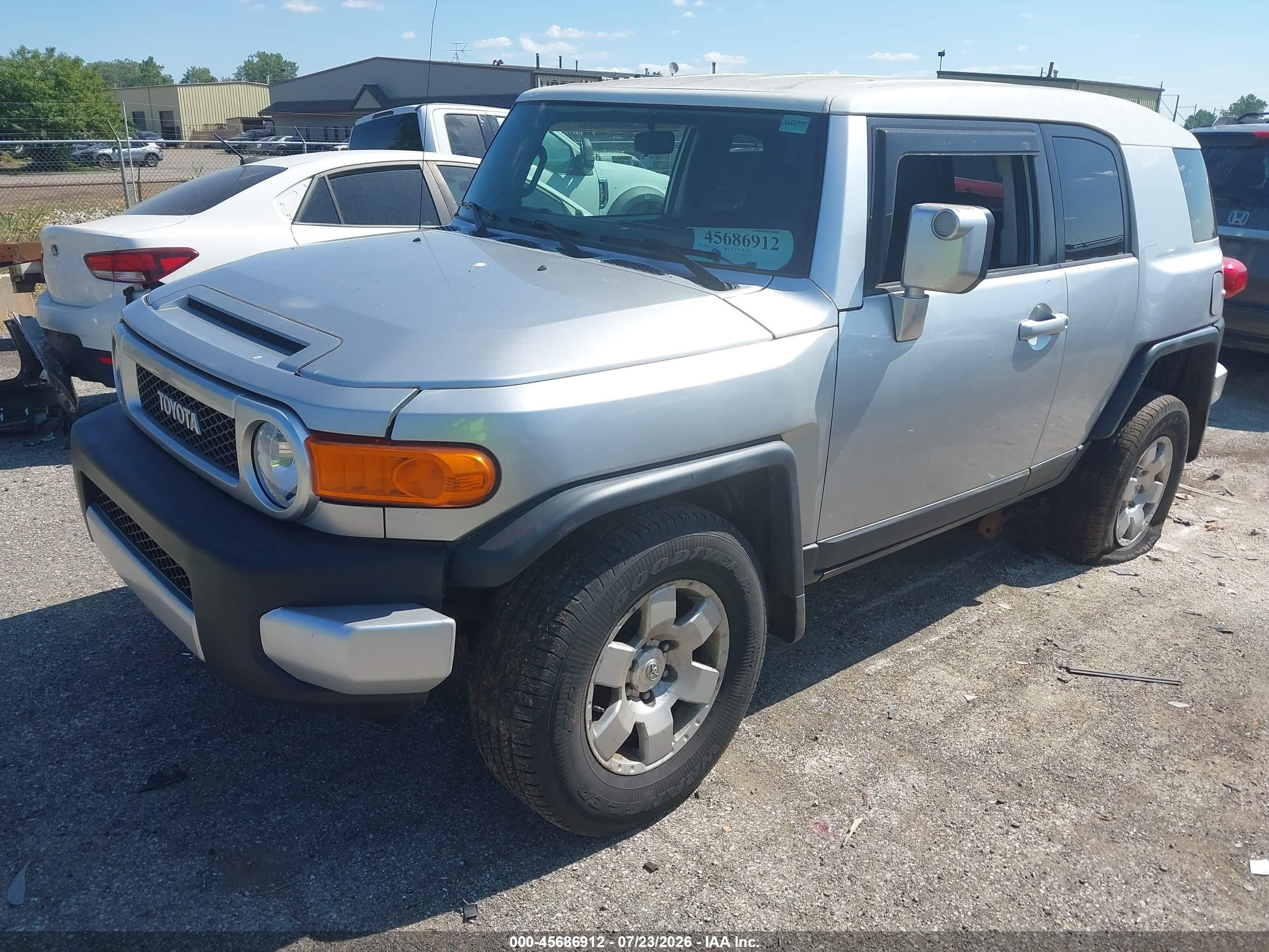 2007 Toyota Fj Cruiser   Silver vin: JTEBU11F170046206