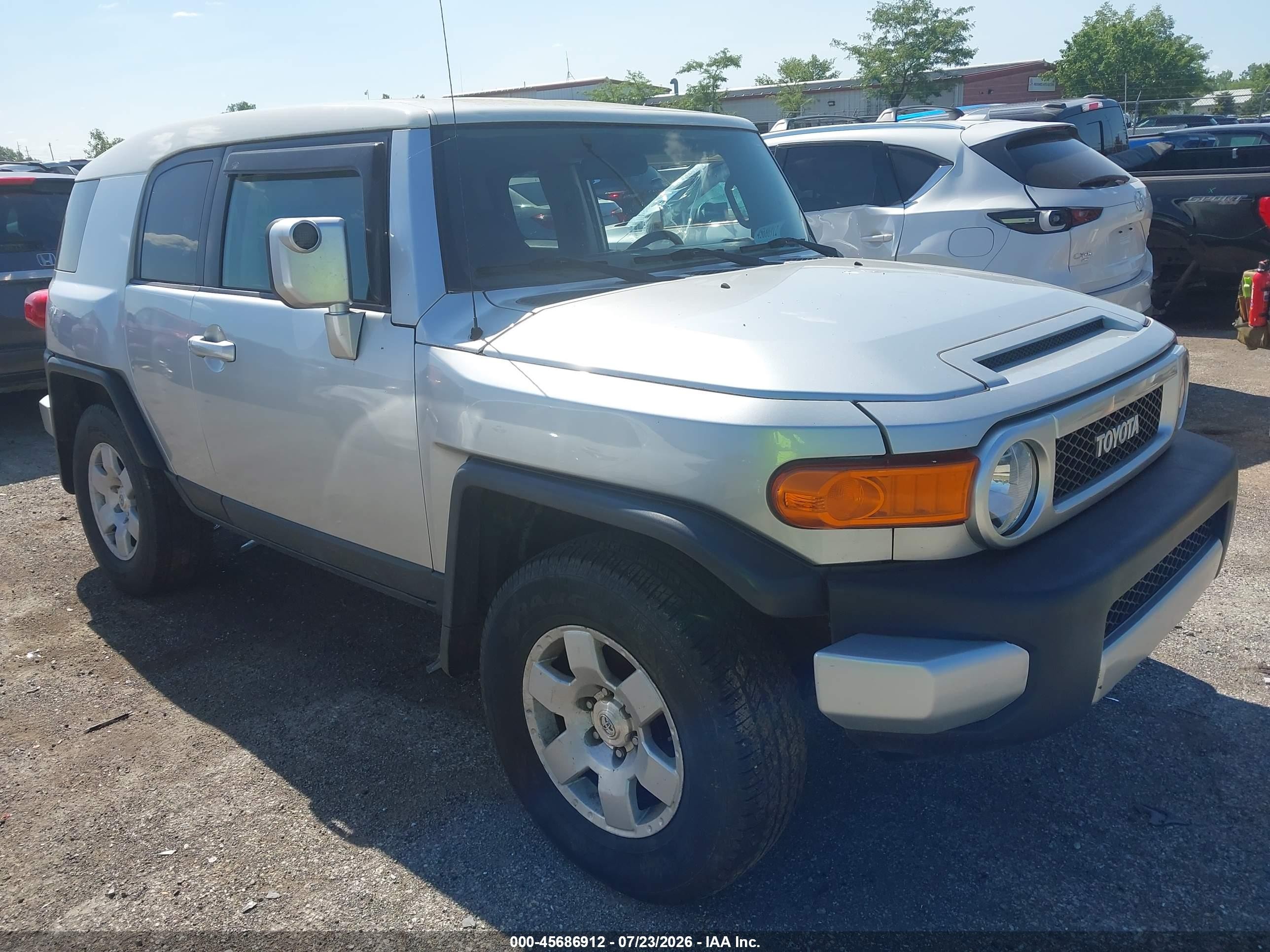 2007 Toyota Fj Cruiser   Silver vin: JTEBU11F170046206