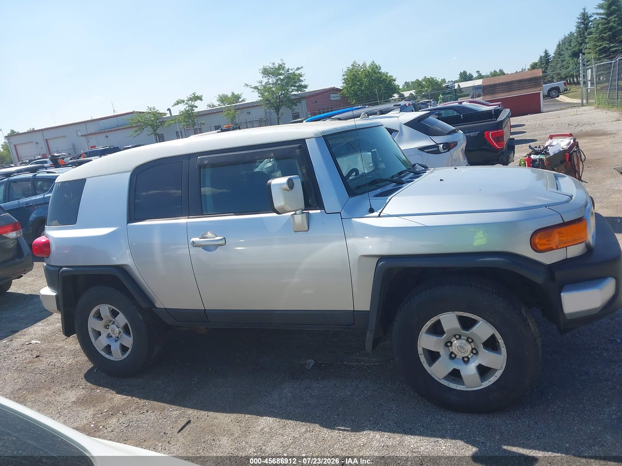 2007 Toyota Fj Cruiser   Silver vin: JTEBU11F170046206