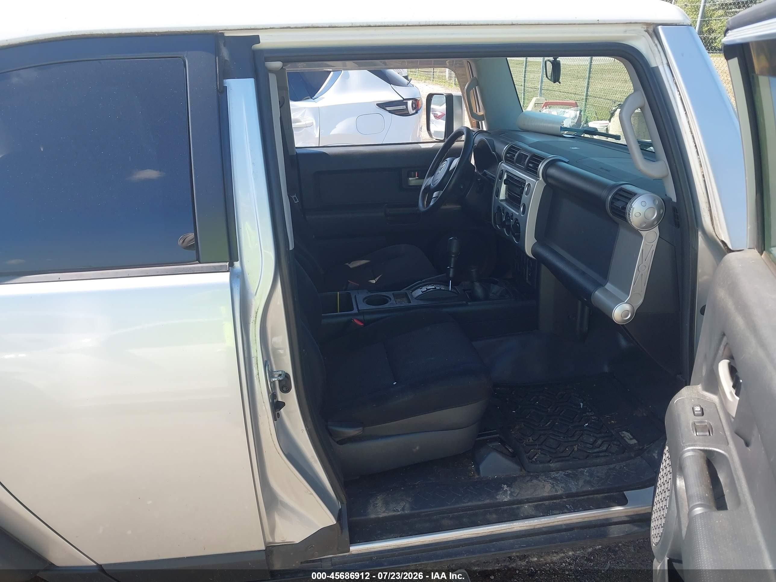 2007 Toyota Fj Cruiser   Silver vin: JTEBU11F170046206