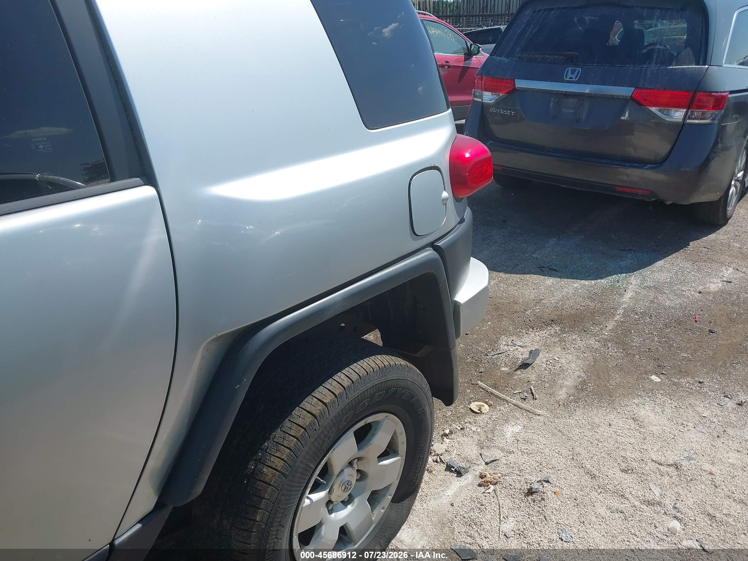 2007 Toyota Fj Cruiser   Silver vin: JTEBU11F170046206