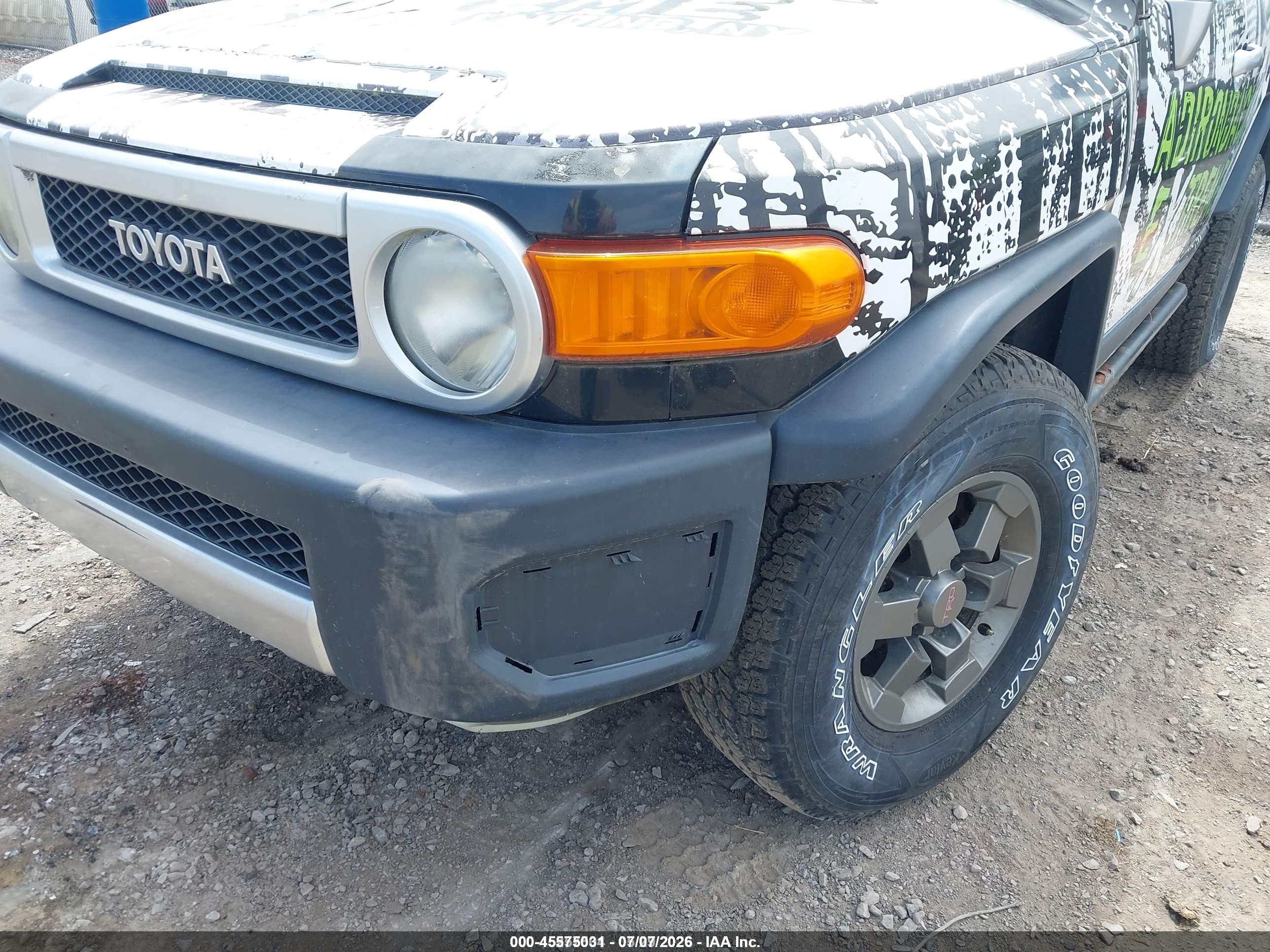 2007 Toyota Fj Cruiser   White vin: JTEBU11F170057688