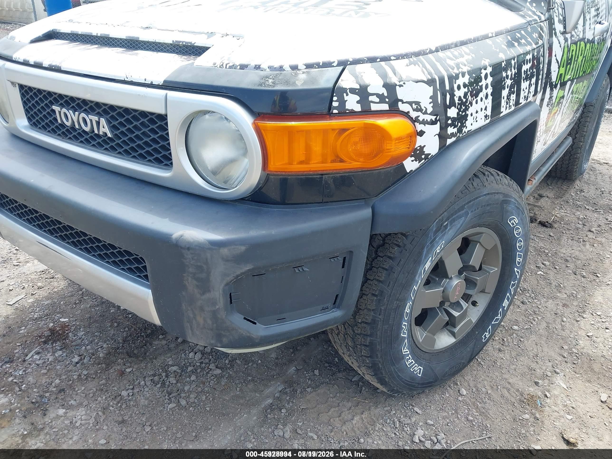 2007 Toyota Fj Cruiser   White vin: JTEBU11F170057688