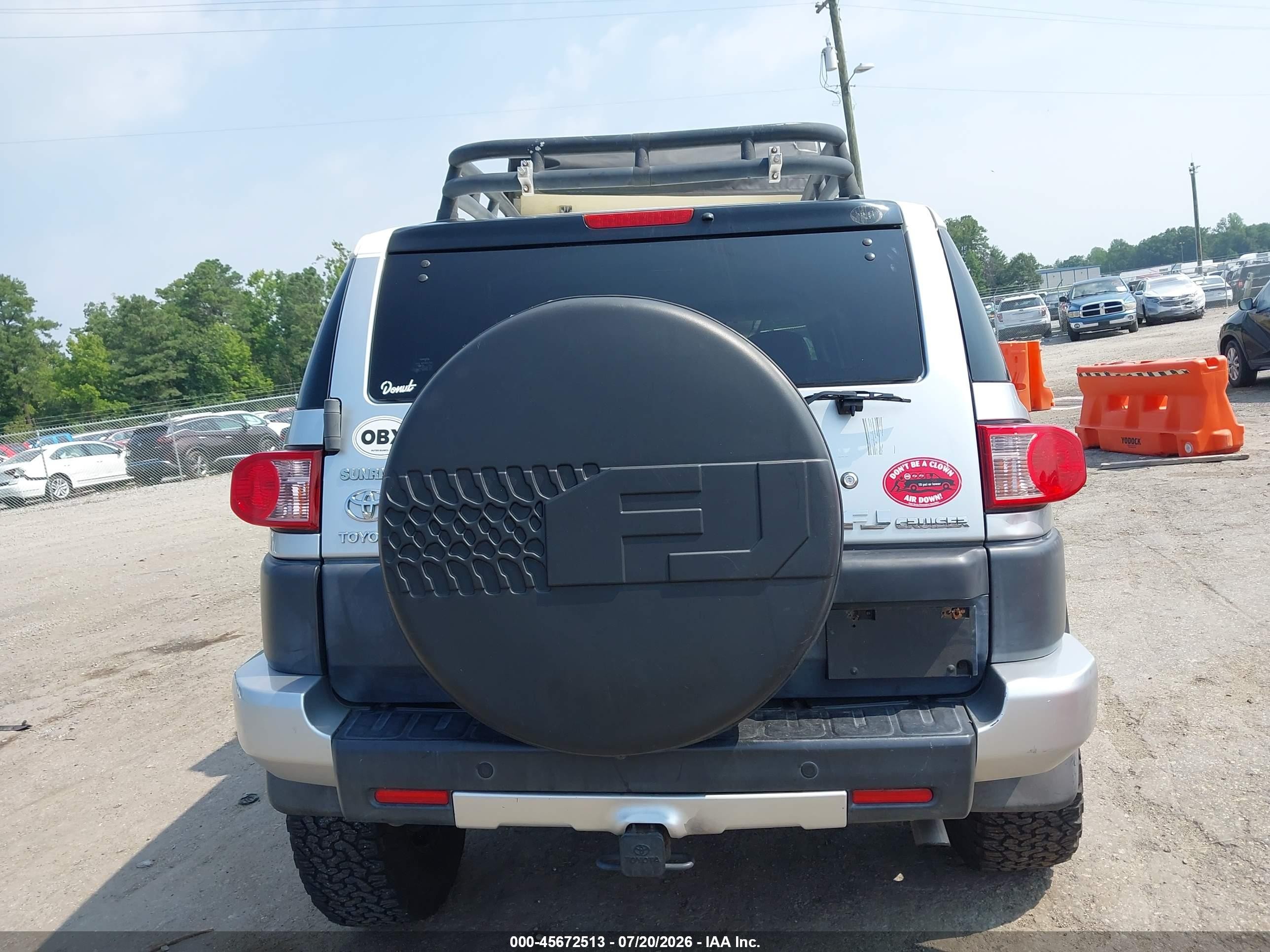 2008 Toyota Fj Cruiser   Silver vin: JTEBU11F18K053016