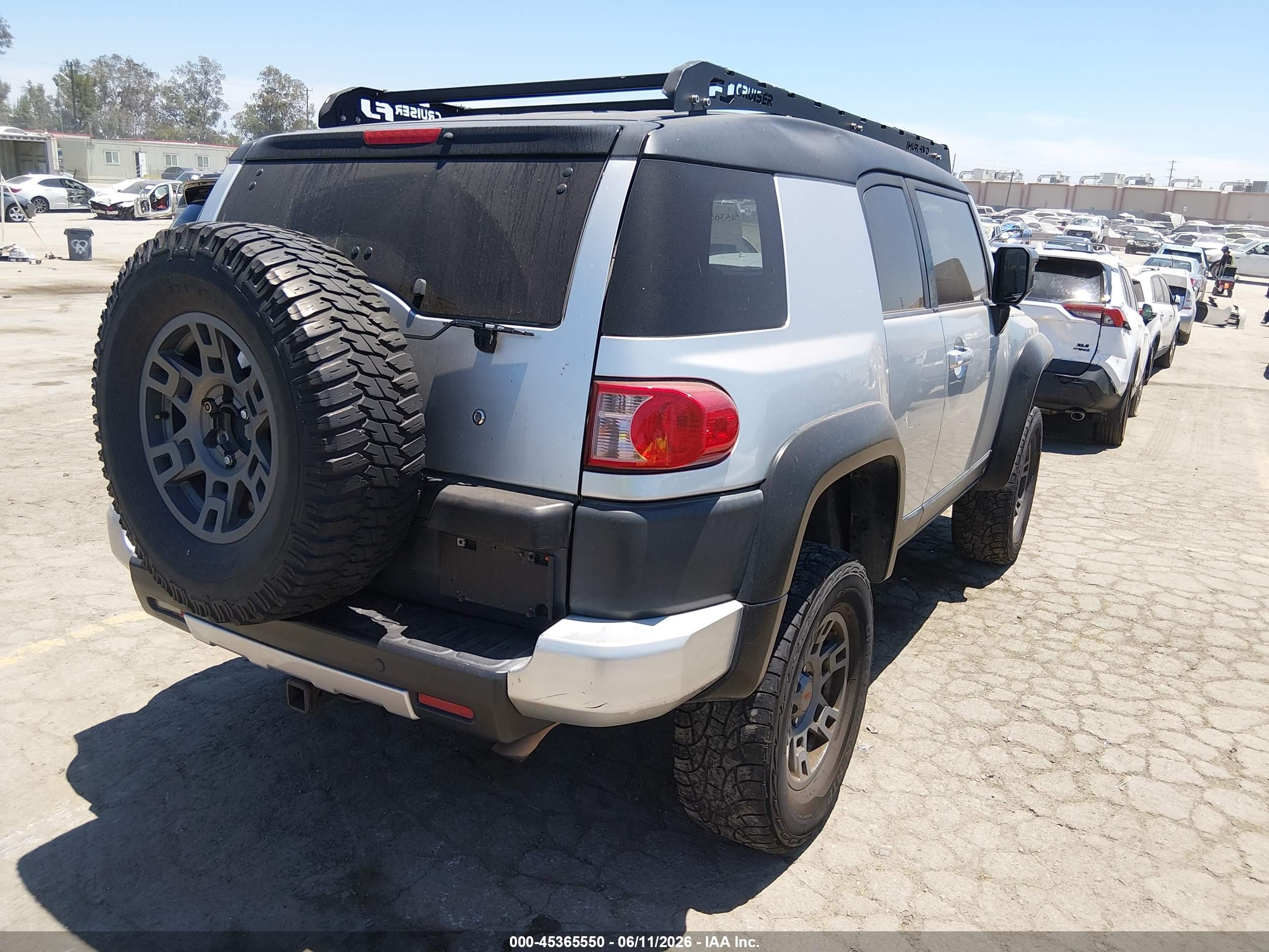 2007 Toyota Fj Cruiser   Silver vin: JTEBU11F270023047