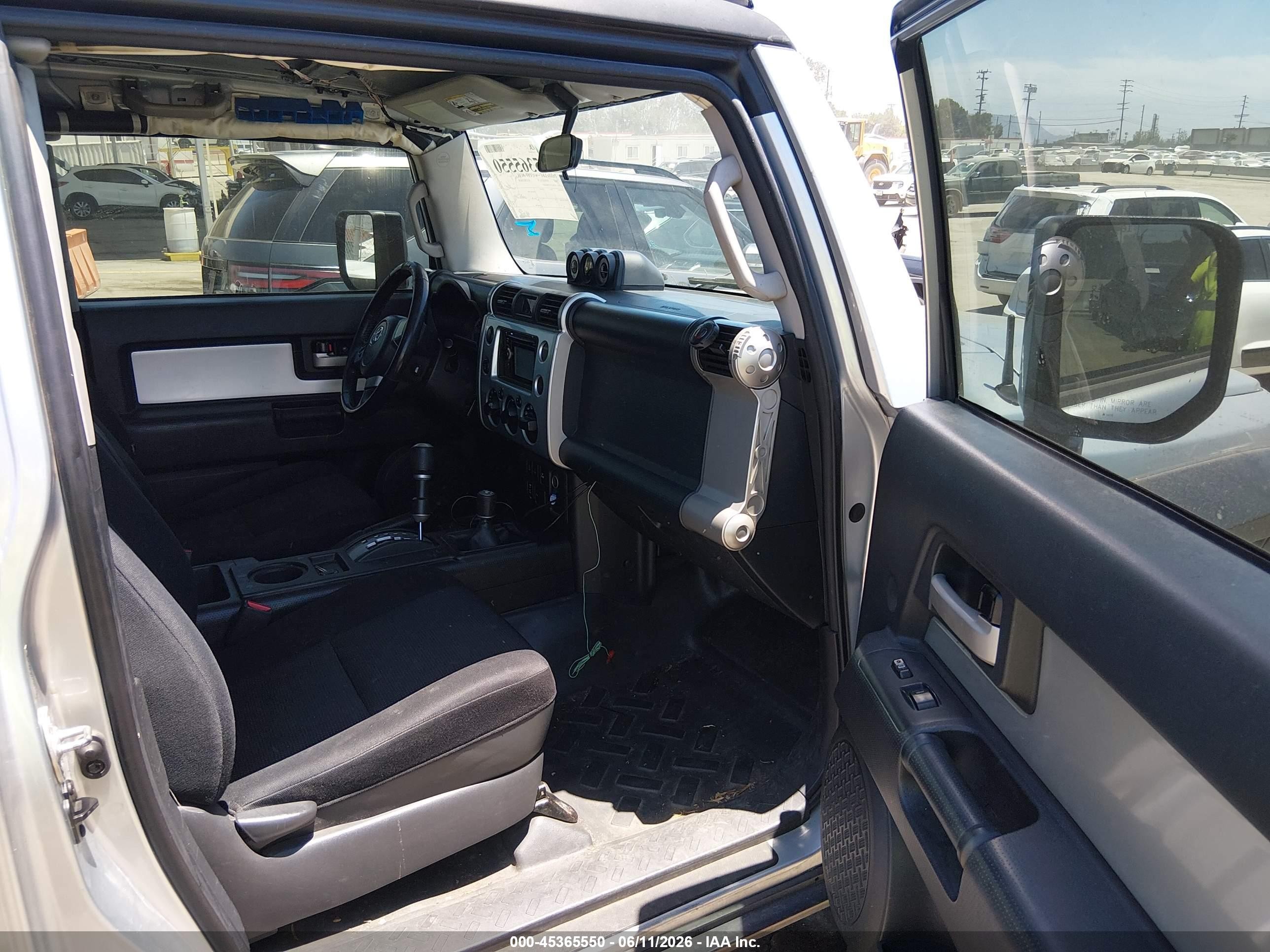 2007 Toyota Fj Cruiser   Silver vin: JTEBU11F270023047