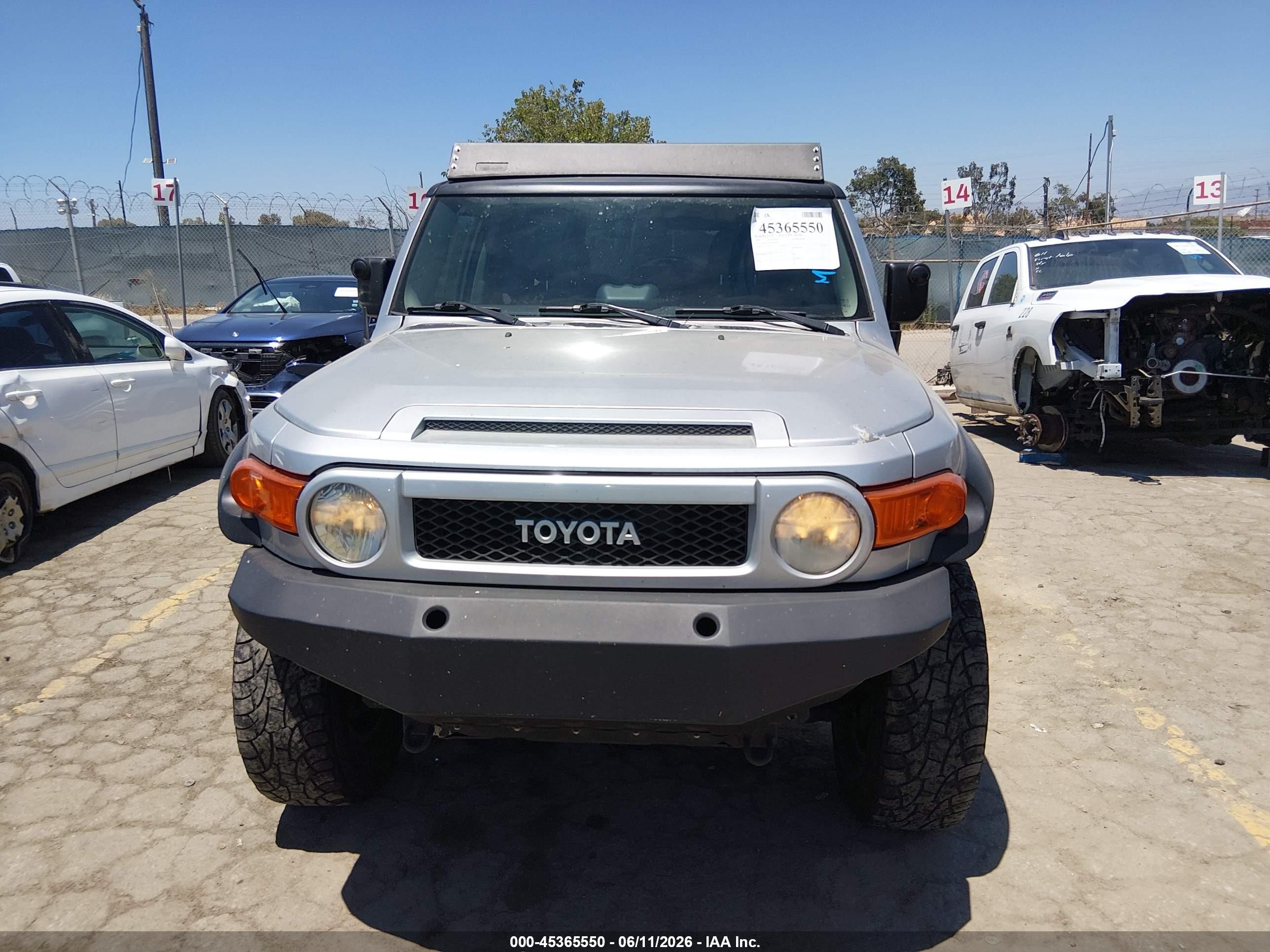 2007 Toyota Fj Cruiser   Silver vin: JTEBU11F270023047