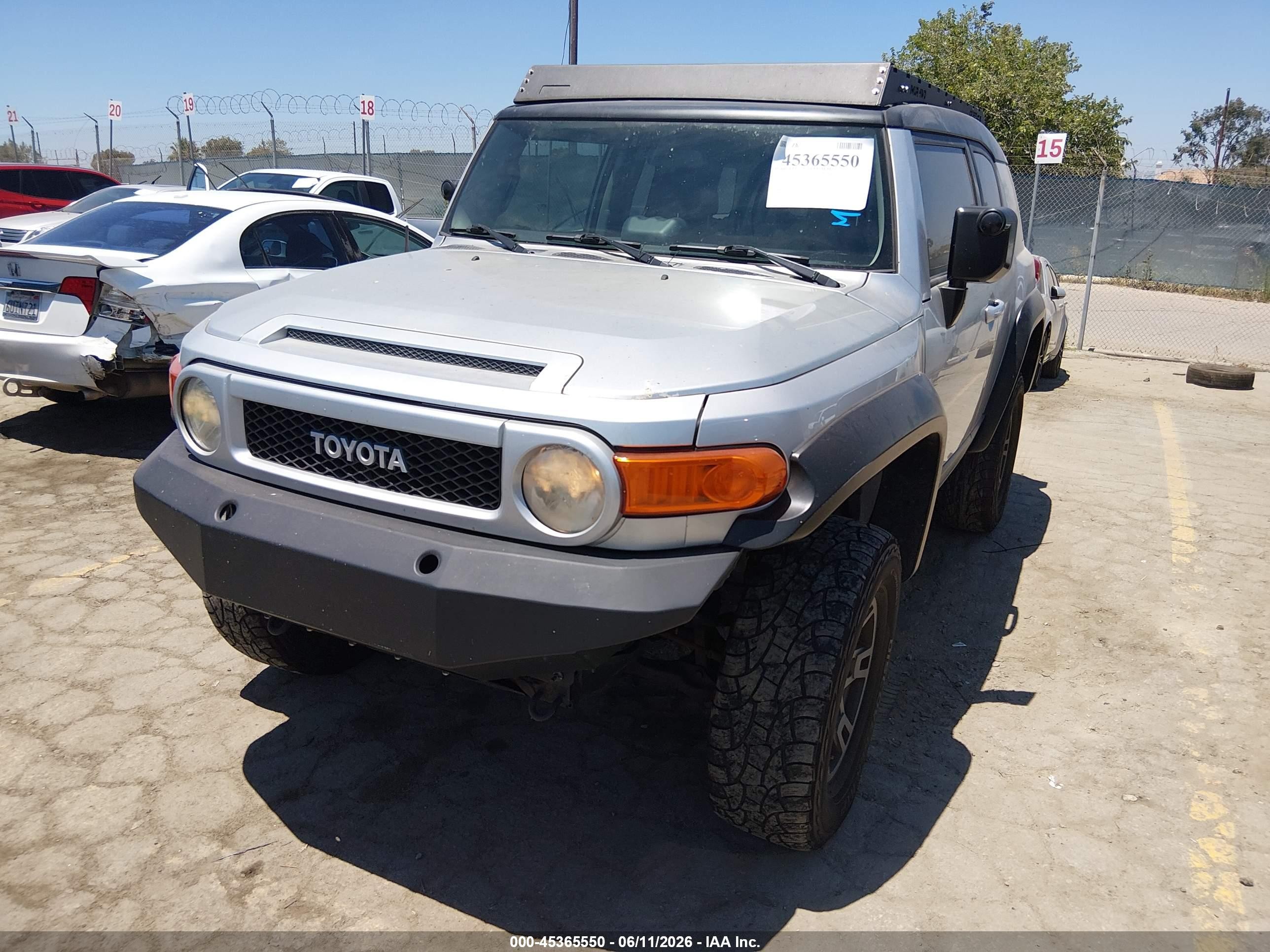 2007 Toyota Fj Cruiser   Silver vin: JTEBU11F270023047