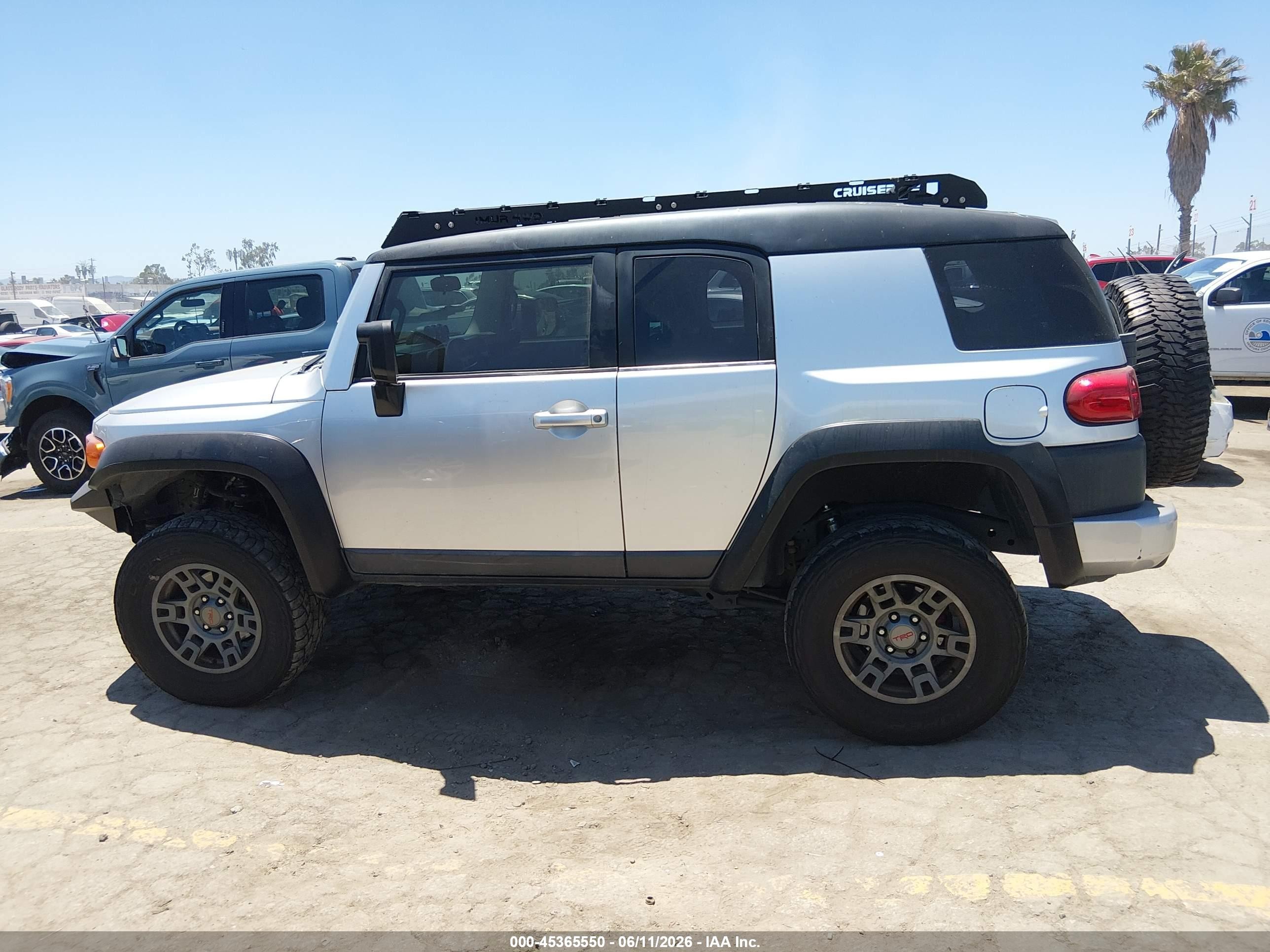 2007 Toyota Fj Cruiser   Silver vin: JTEBU11F270023047