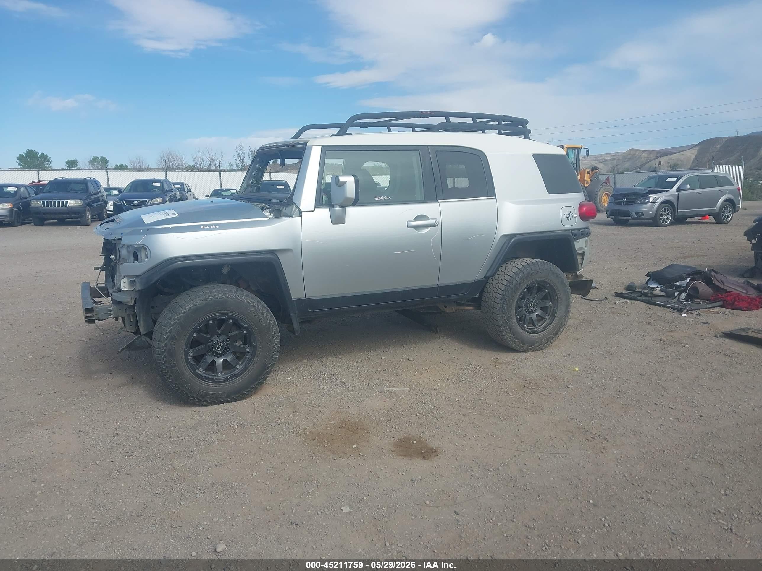 2007 Toyota Fj Cruiser   Silver vin: JTEBU11F270096130