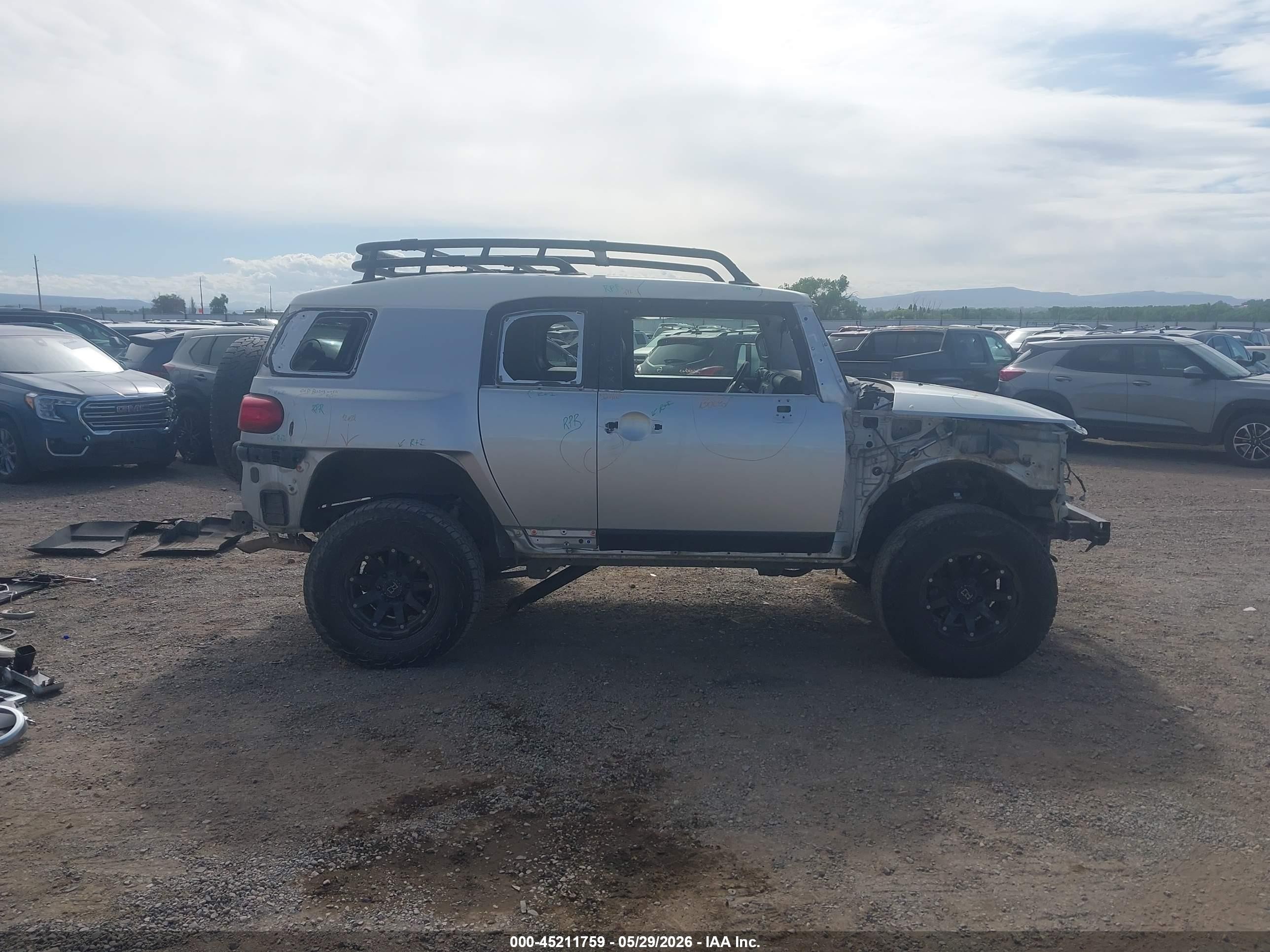 2007 Toyota Fj Cruiser   Silver vin: JTEBU11F270096130