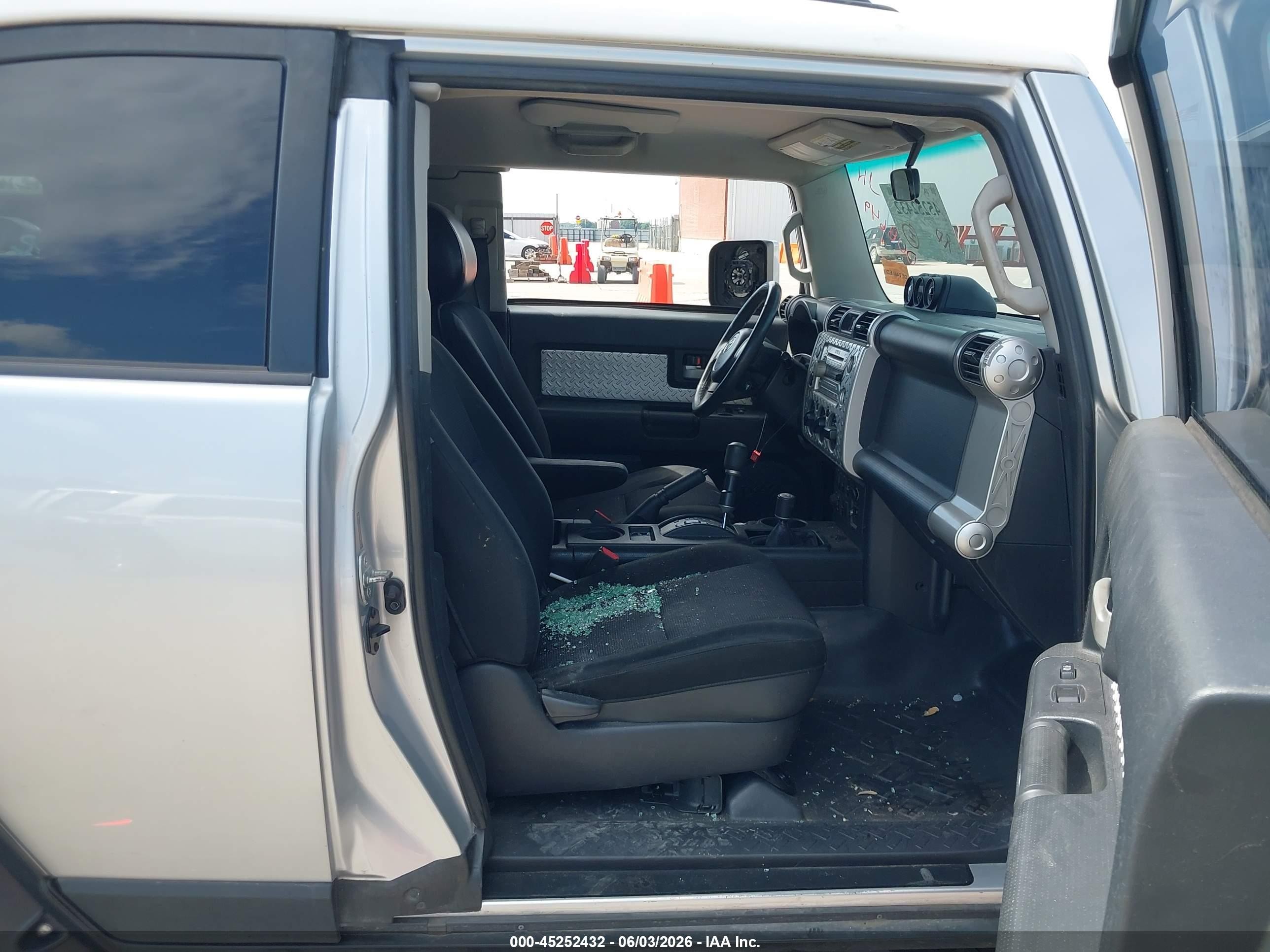 2008 Toyota Fj Cruiser   Silver vin: JTEBU11F28K008649