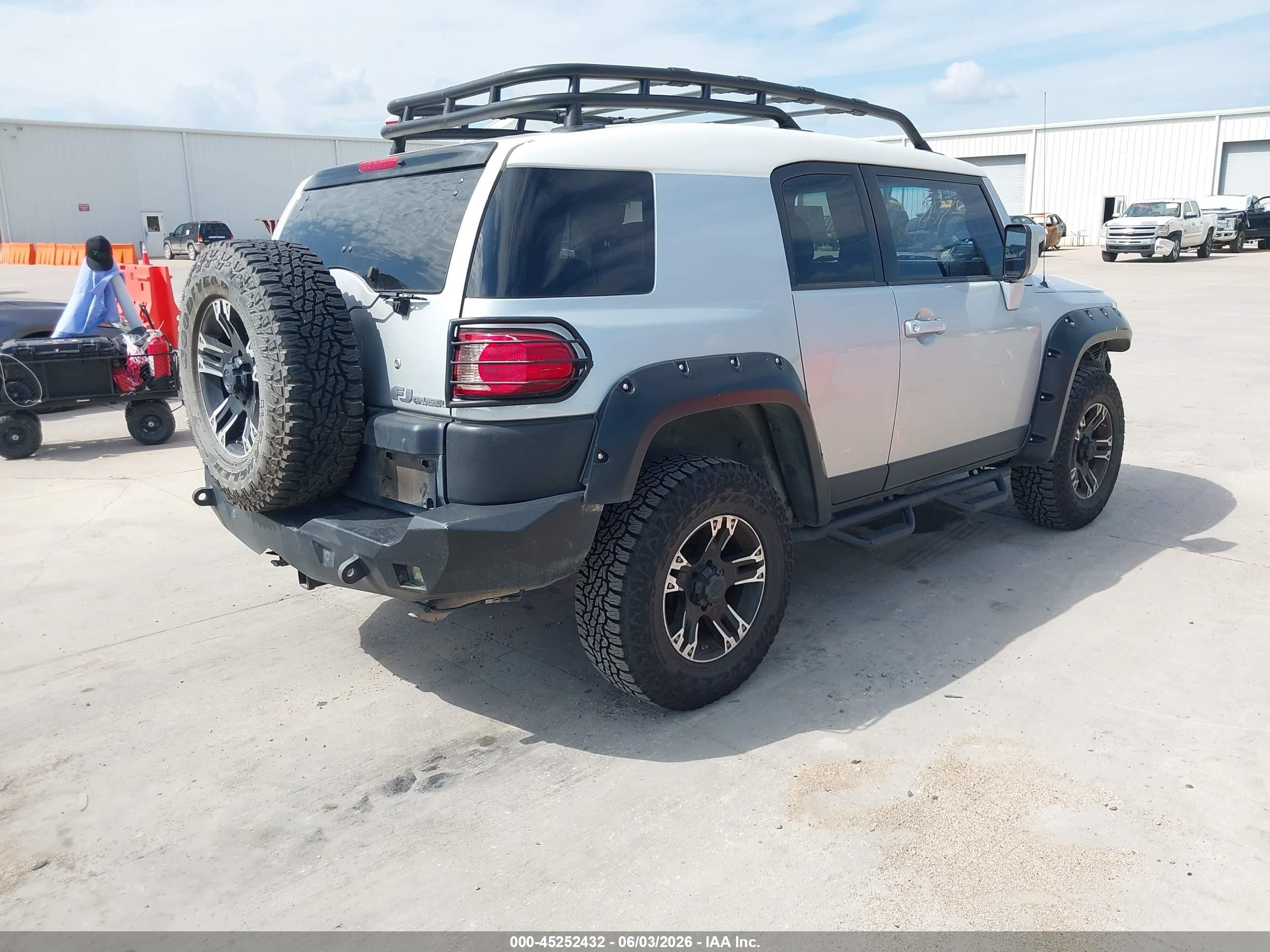 2008 Toyota Fj Cruiser   Silver vin: JTEBU11F28K008649