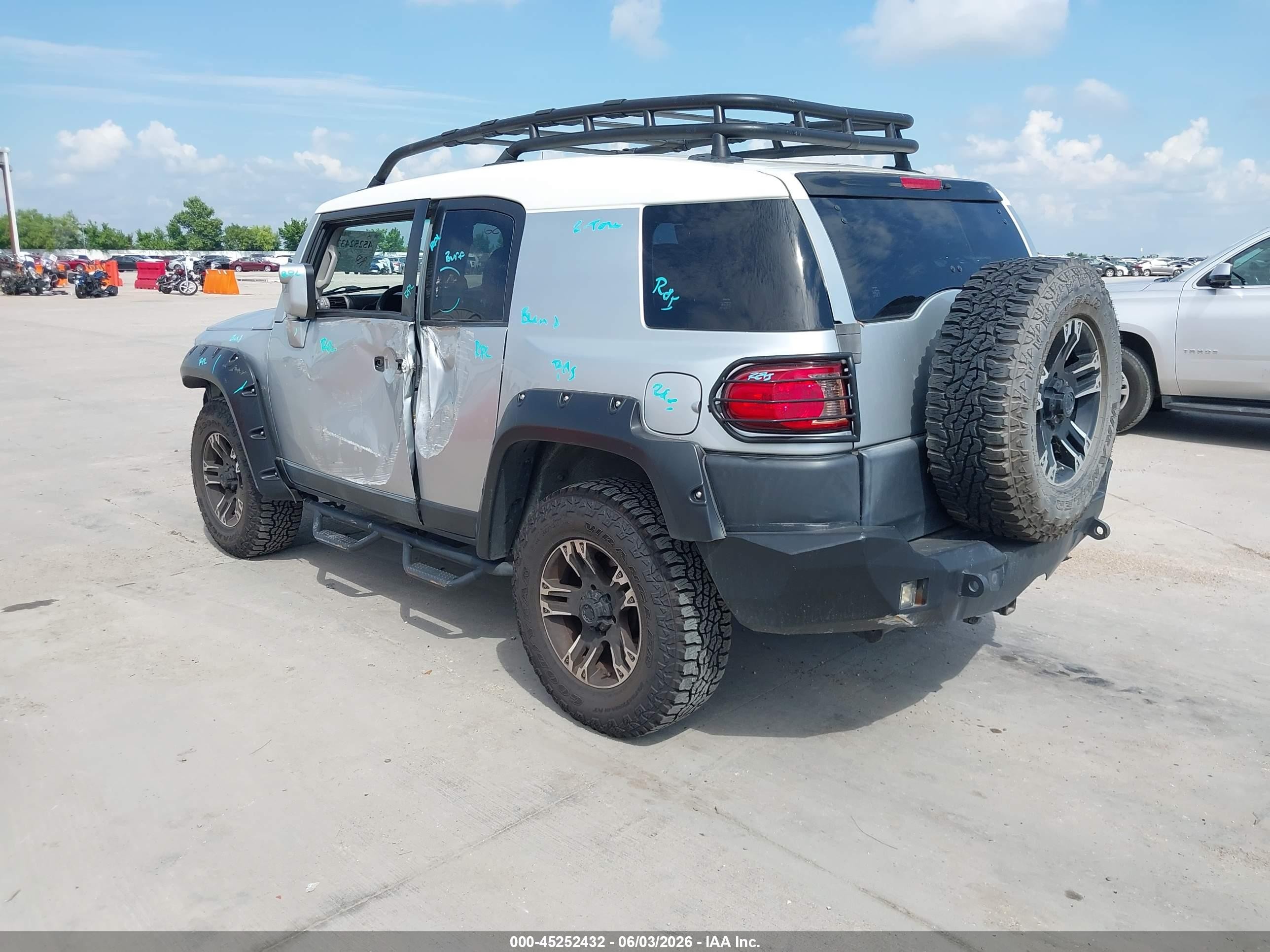 2008 Toyota Fj Cruiser   Silver vin: JTEBU11F28K008649