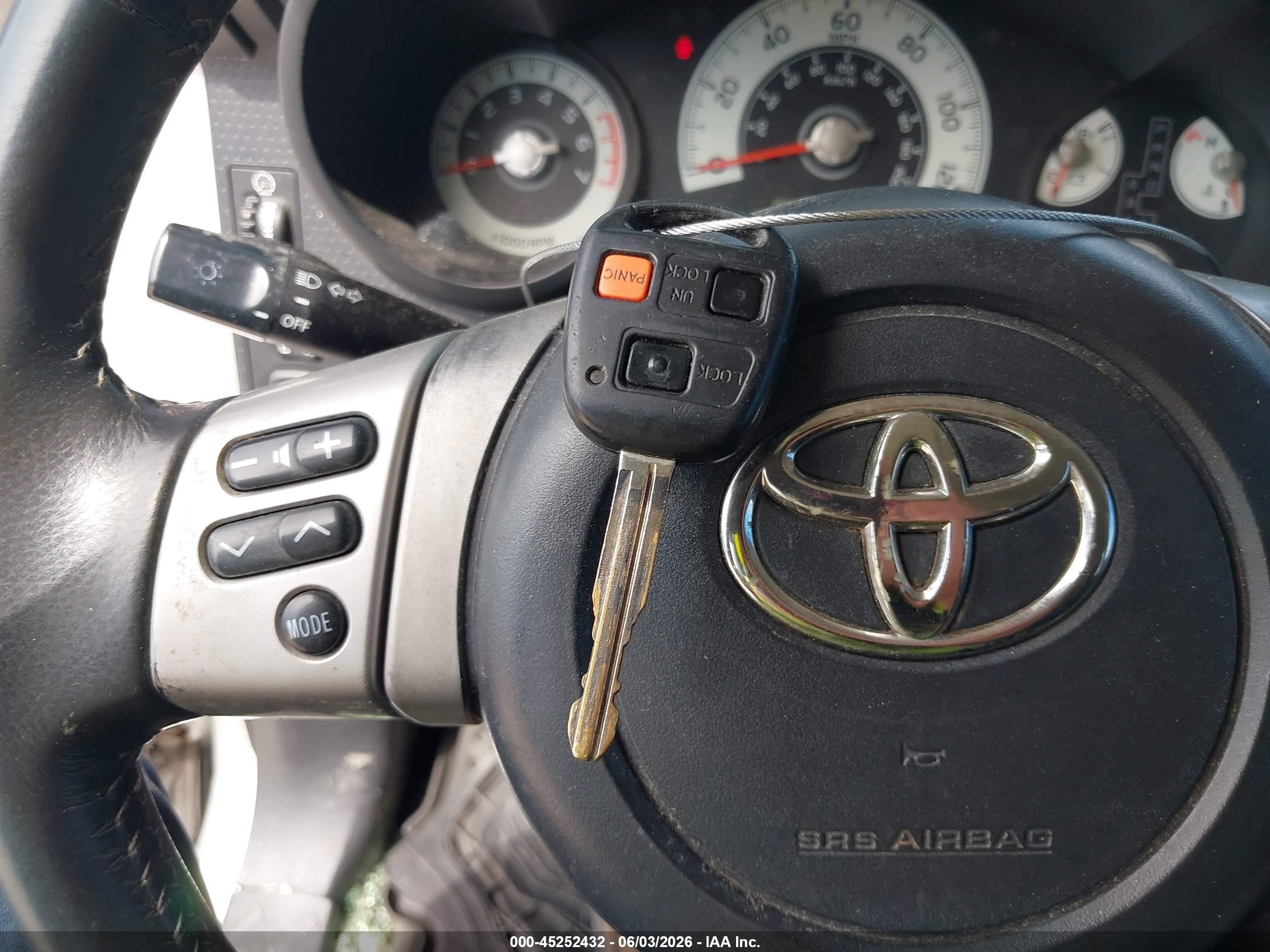 2008 Toyota Fj Cruiser   Silver vin: JTEBU11F28K008649