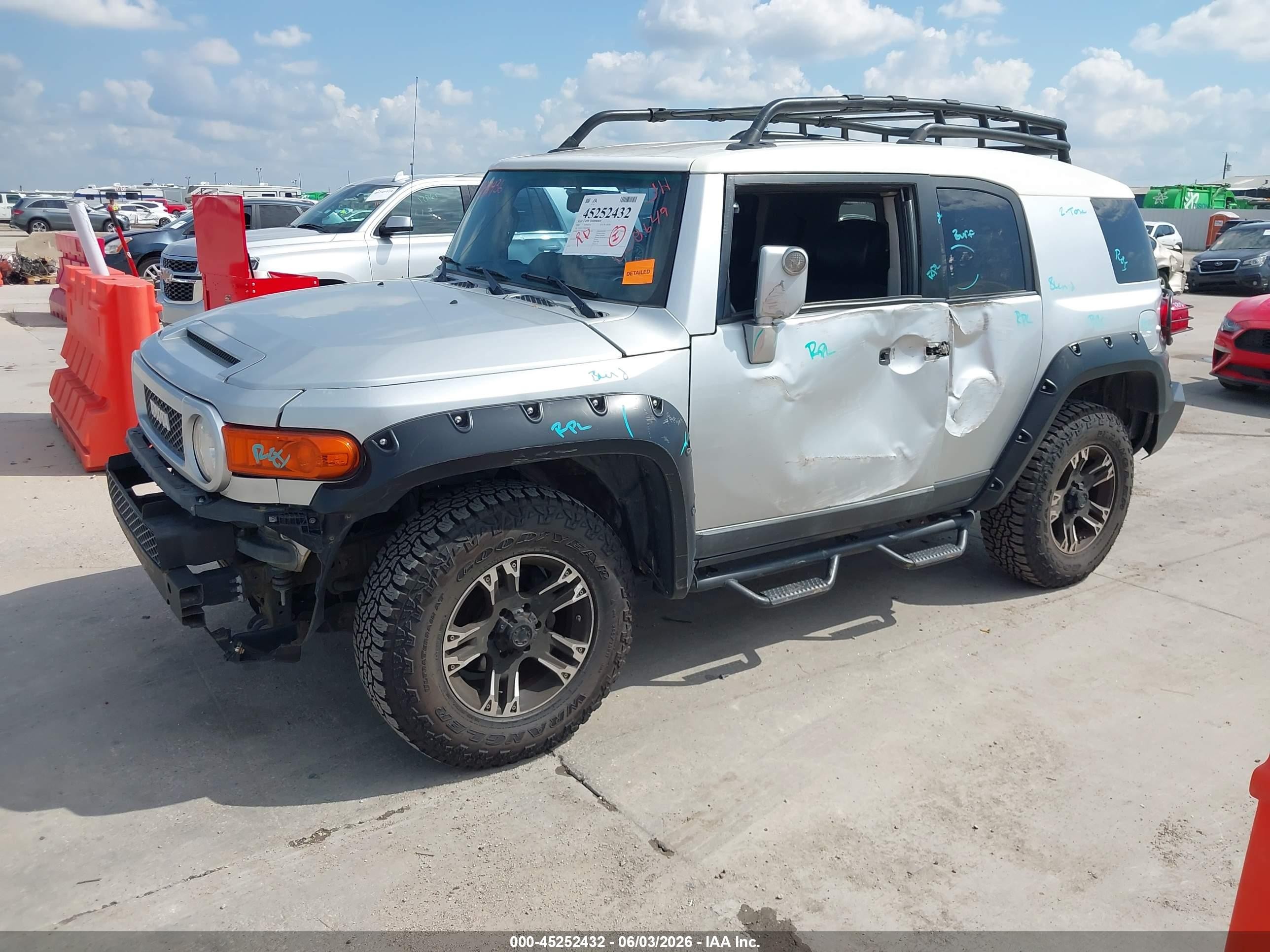 2008 Toyota Fj Cruiser   Silver vin: JTEBU11F28K008649