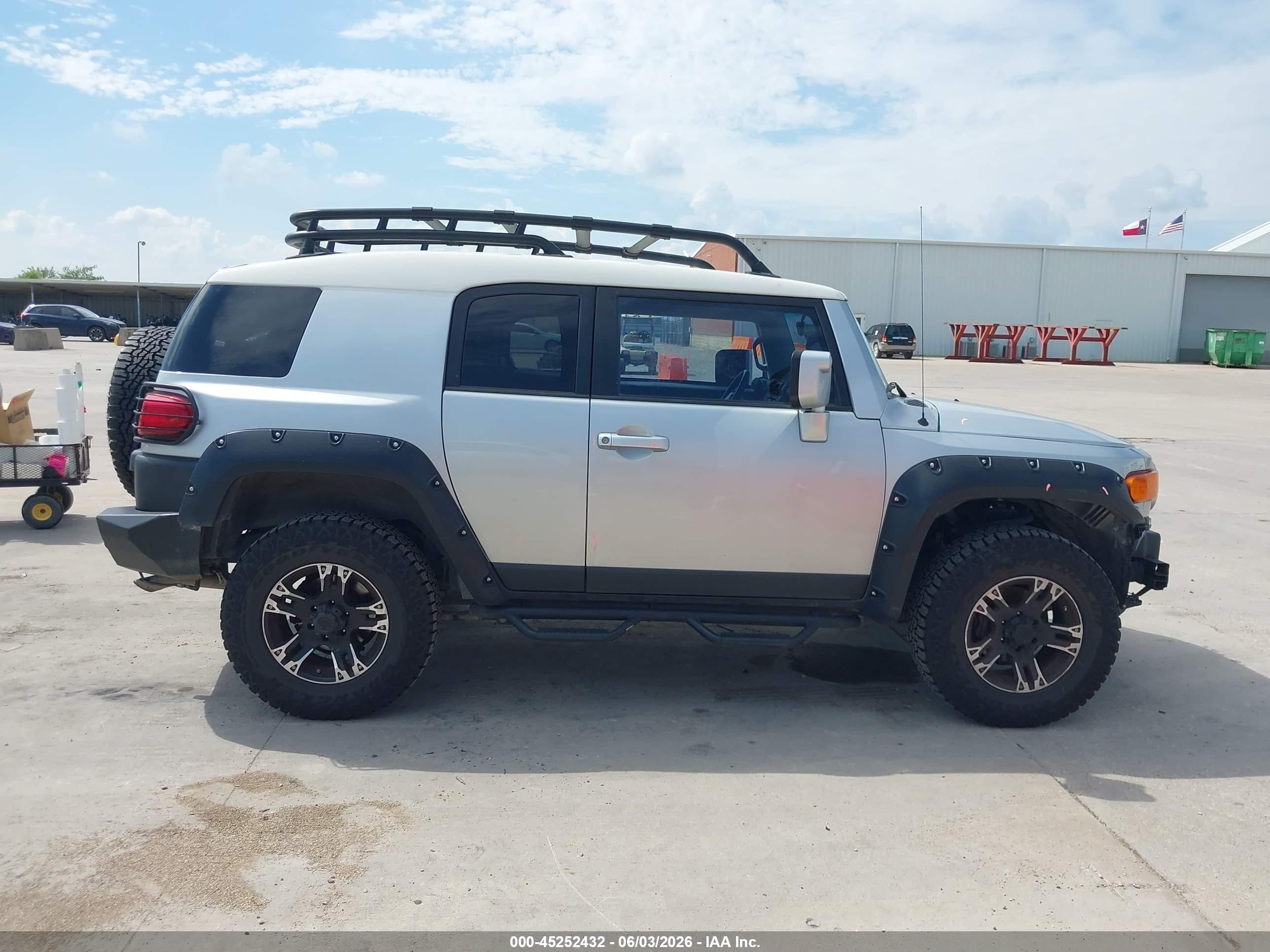 2008 Toyota Fj Cruiser   Silver vin: JTEBU11F28K008649