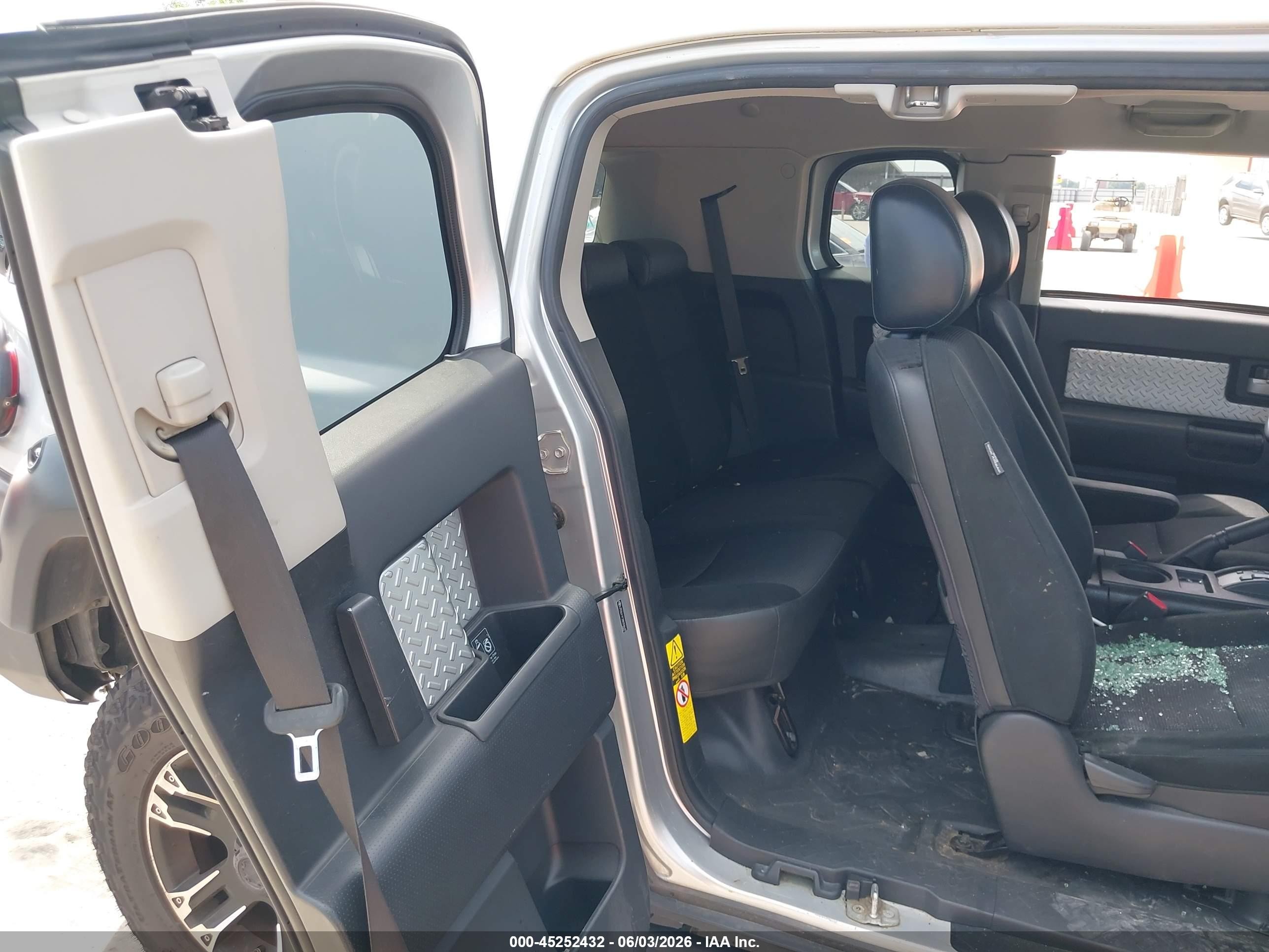 2008 Toyota Fj Cruiser   Silver vin: JTEBU11F28K008649