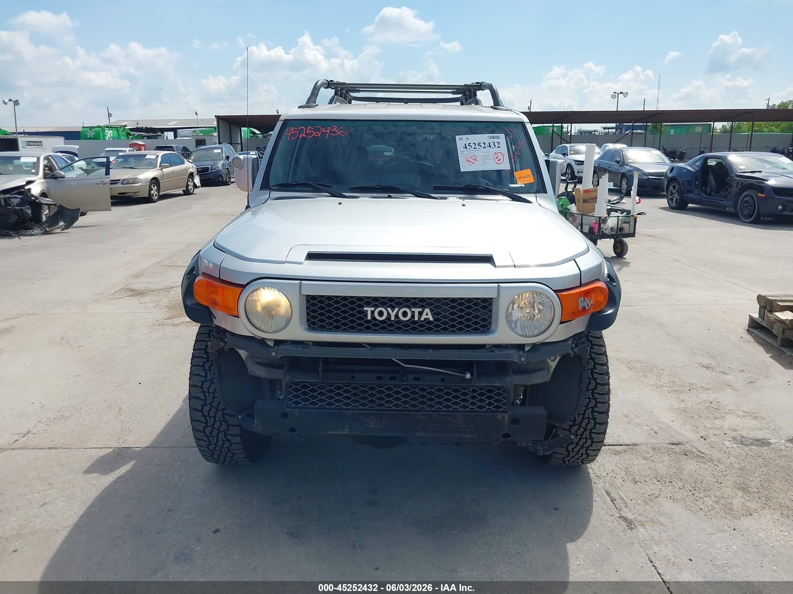 2008 Toyota Fj Cruiser   Silver vin: JTEBU11F28K008649