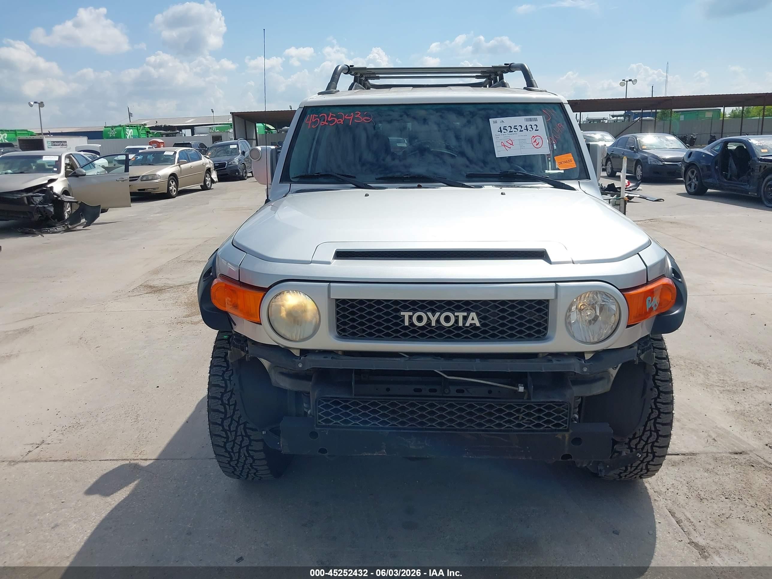 2008 Toyota Fj Cruiser   Silver vin: JTEBU11F28K008649